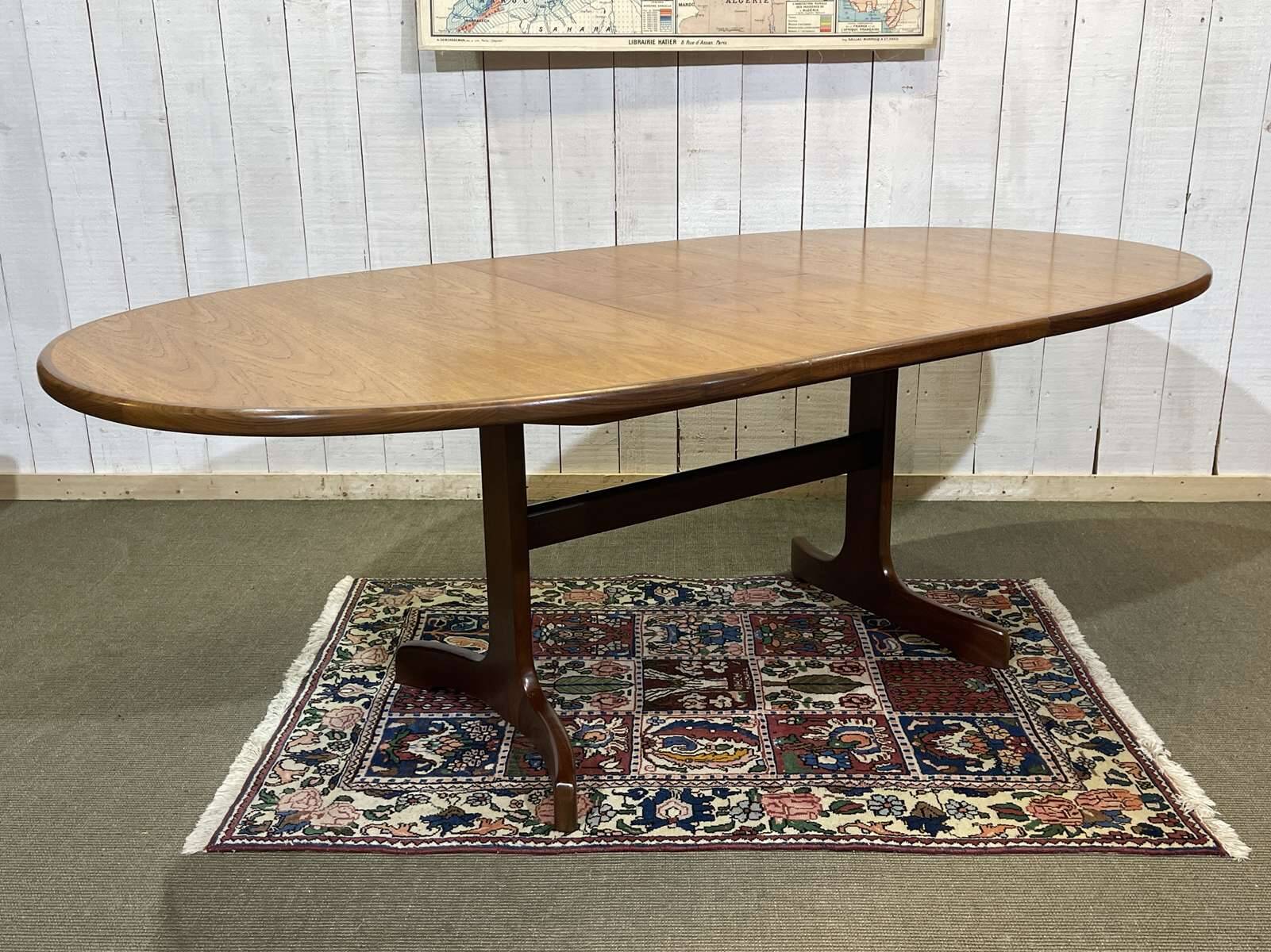 Table GPlan en teck des années 70 avec une allonge papillon