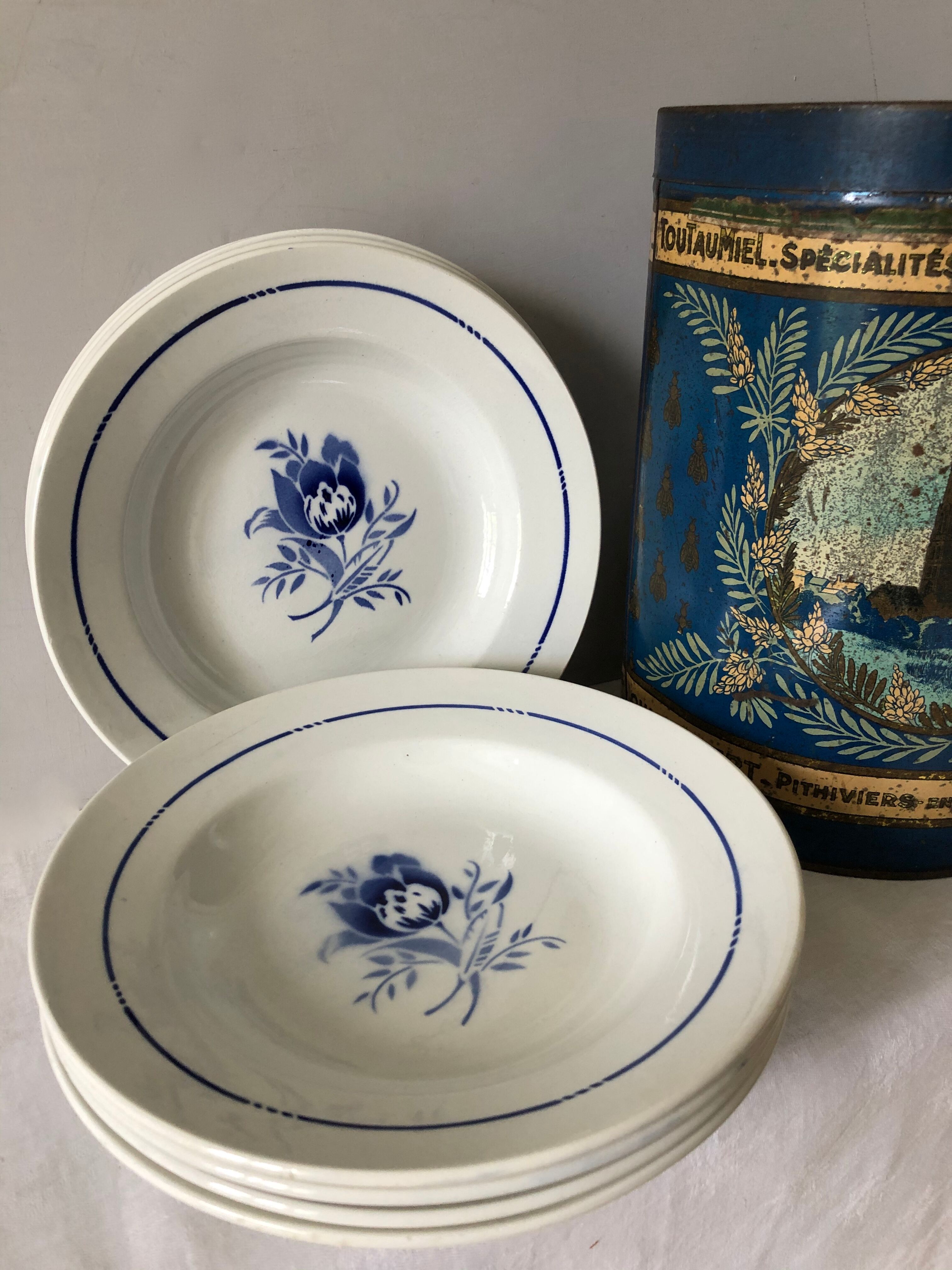 8 Saint Amand hollow plates