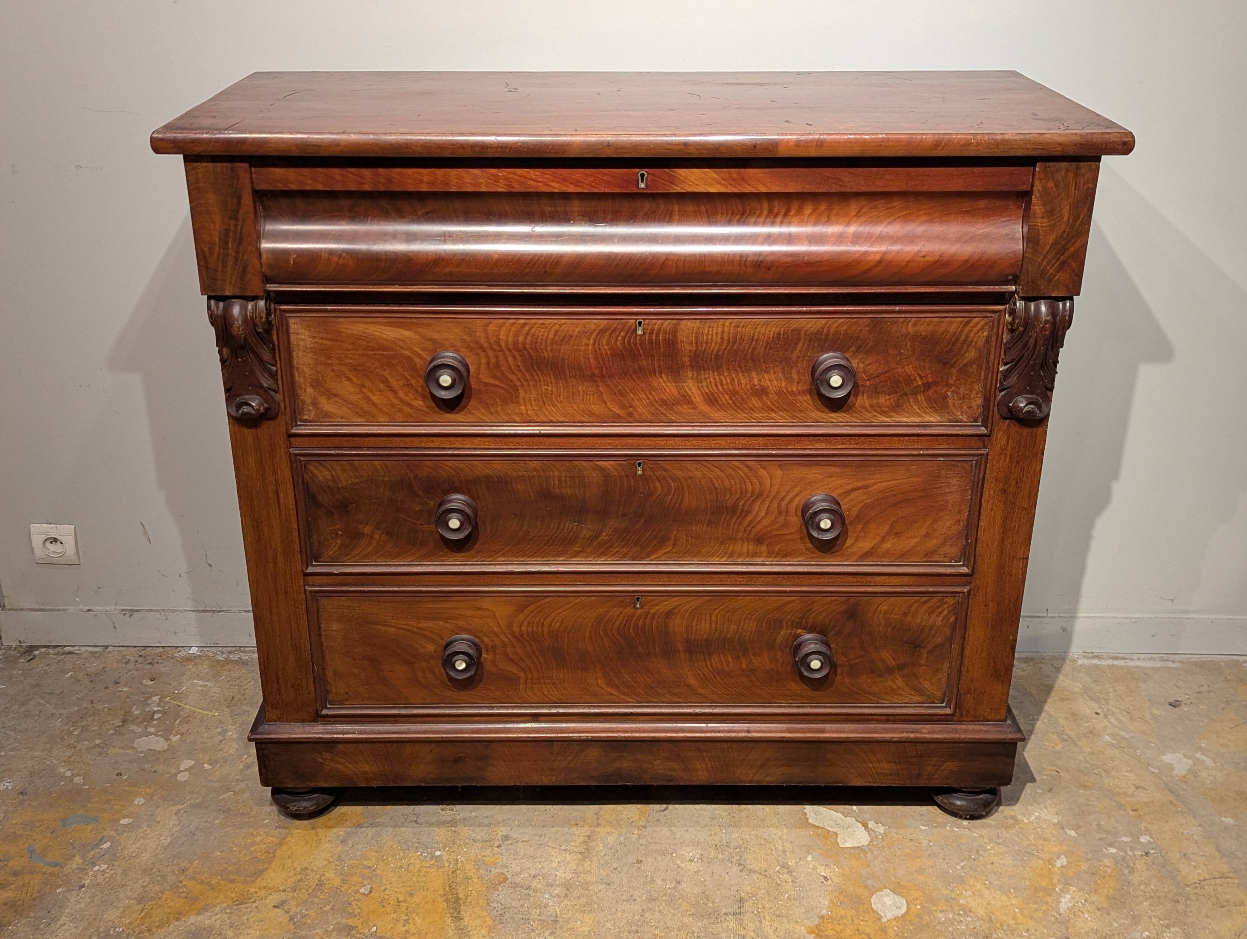 English mahogany chest of drawers