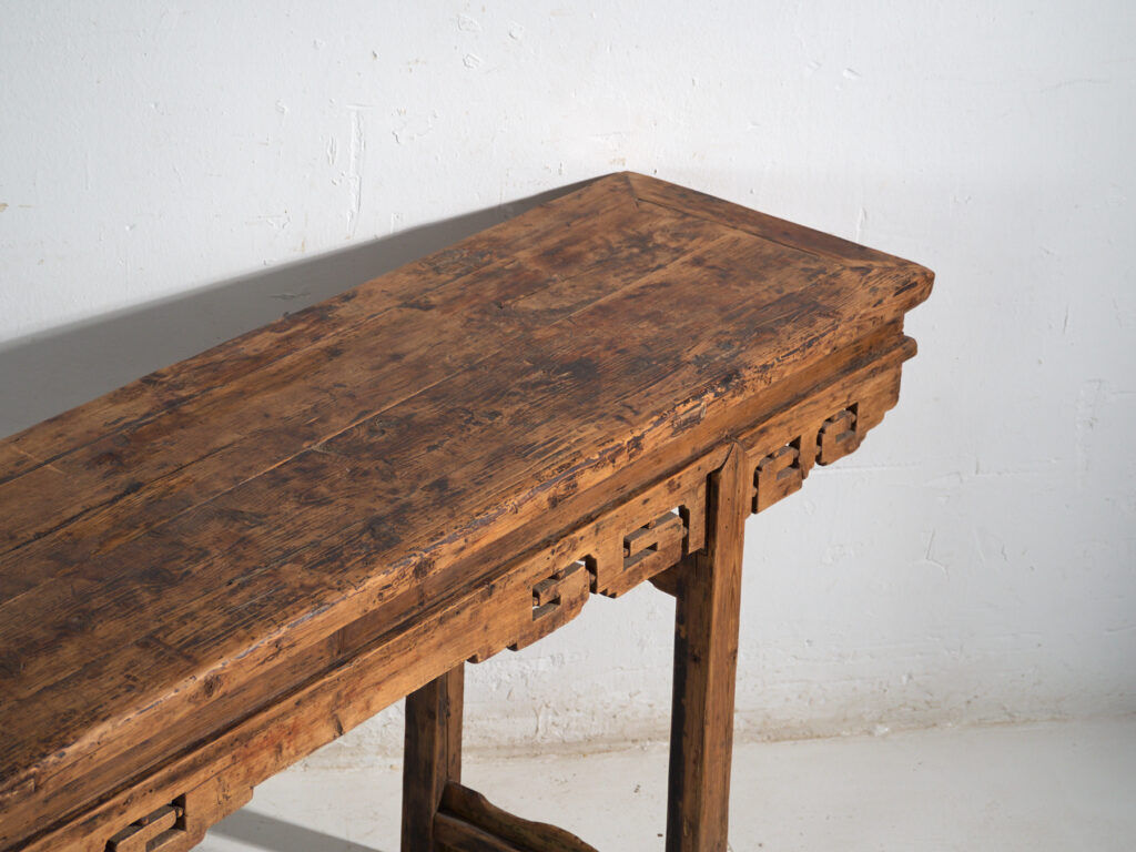 Console d’autel de grand format en pin à frise ajourée – Chine, vers 1930