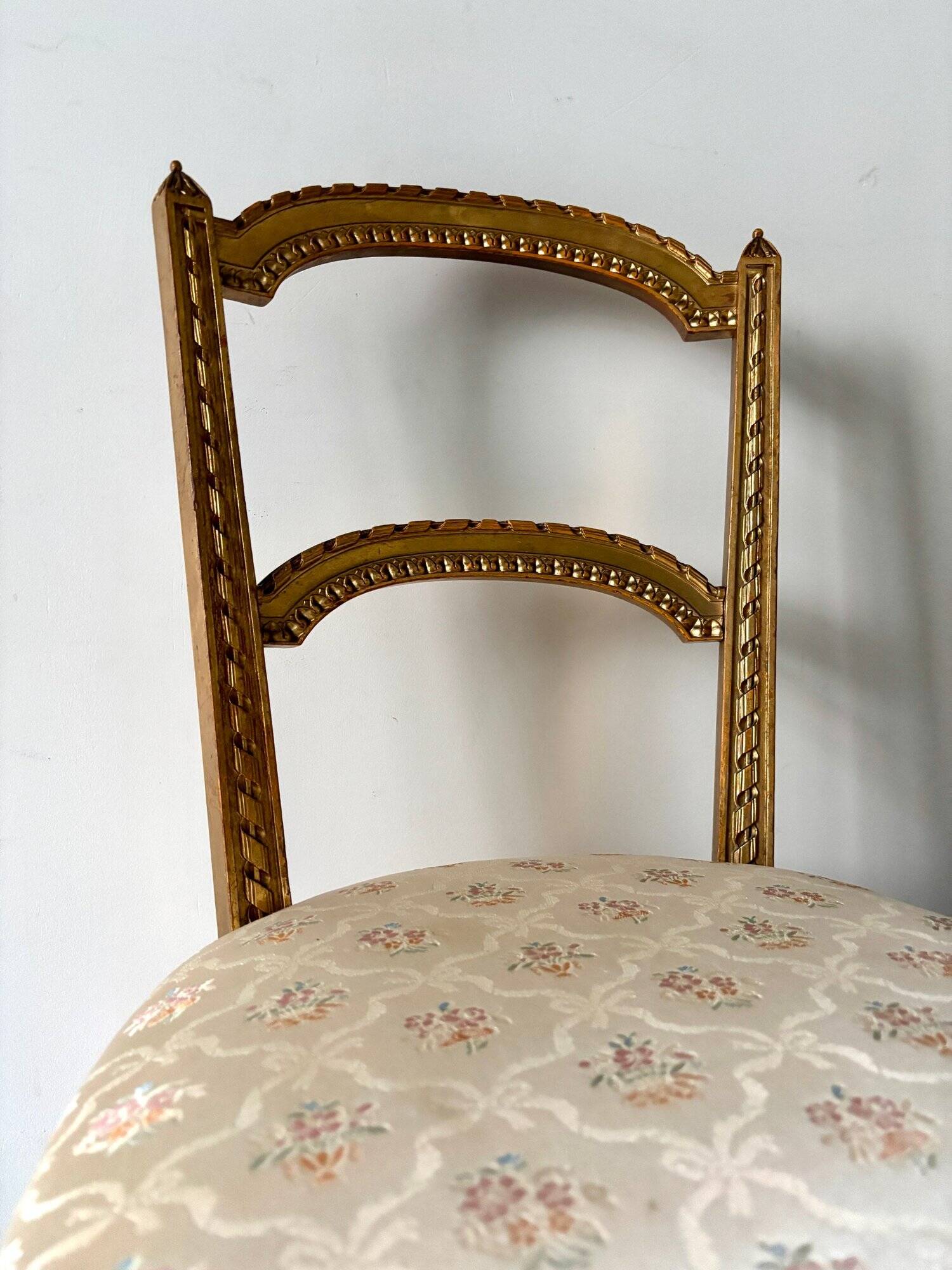 Chaise Napoléon III en bois doré et coton fleuri, XIXème siècle
