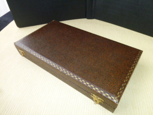 Coffret de 12 couteaux de table Art Déco manches en corne bovine