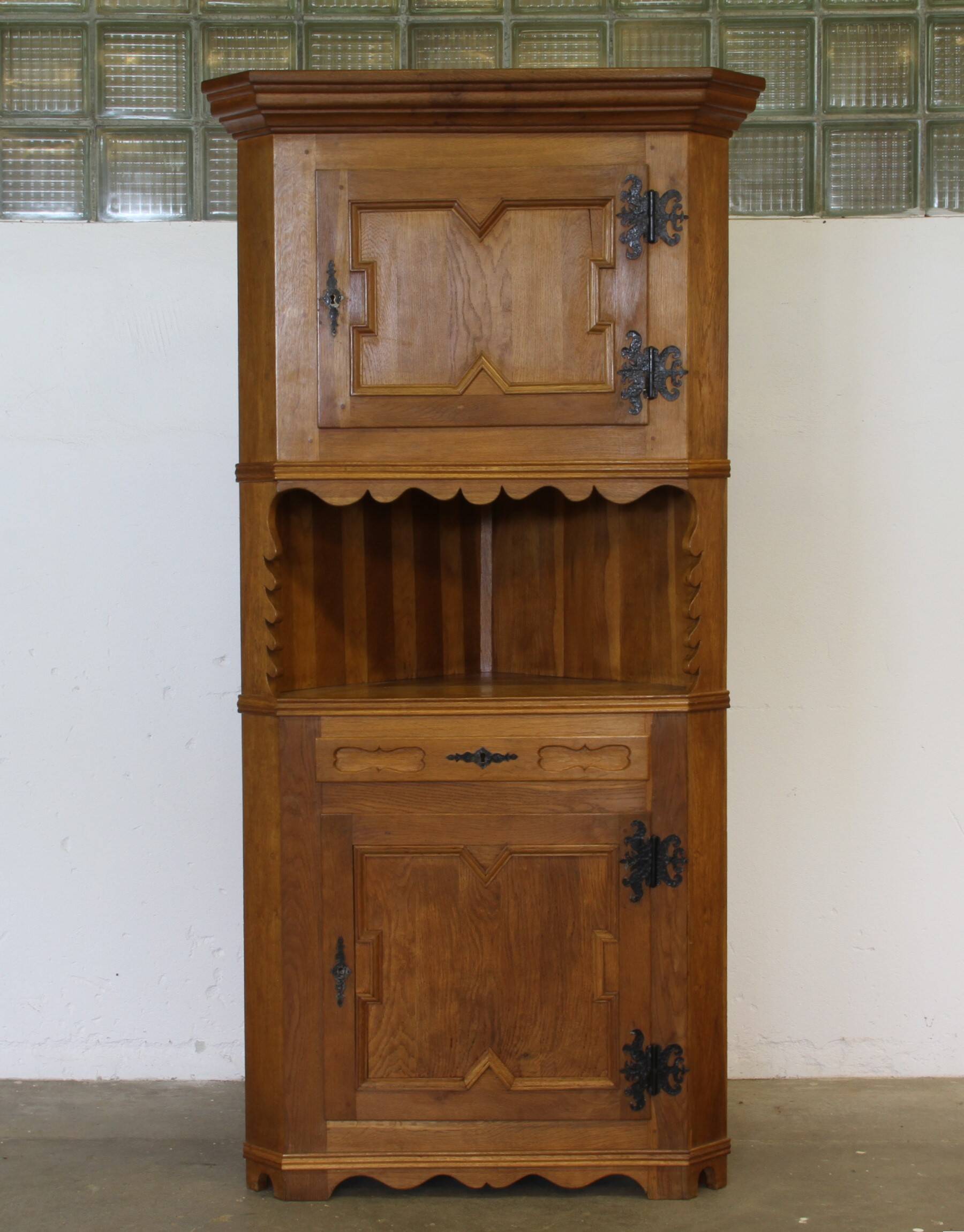 Cabinet d'angle vintage des années 1960 en chêne massif dans le style de Kjærnulf, design danois moderne.