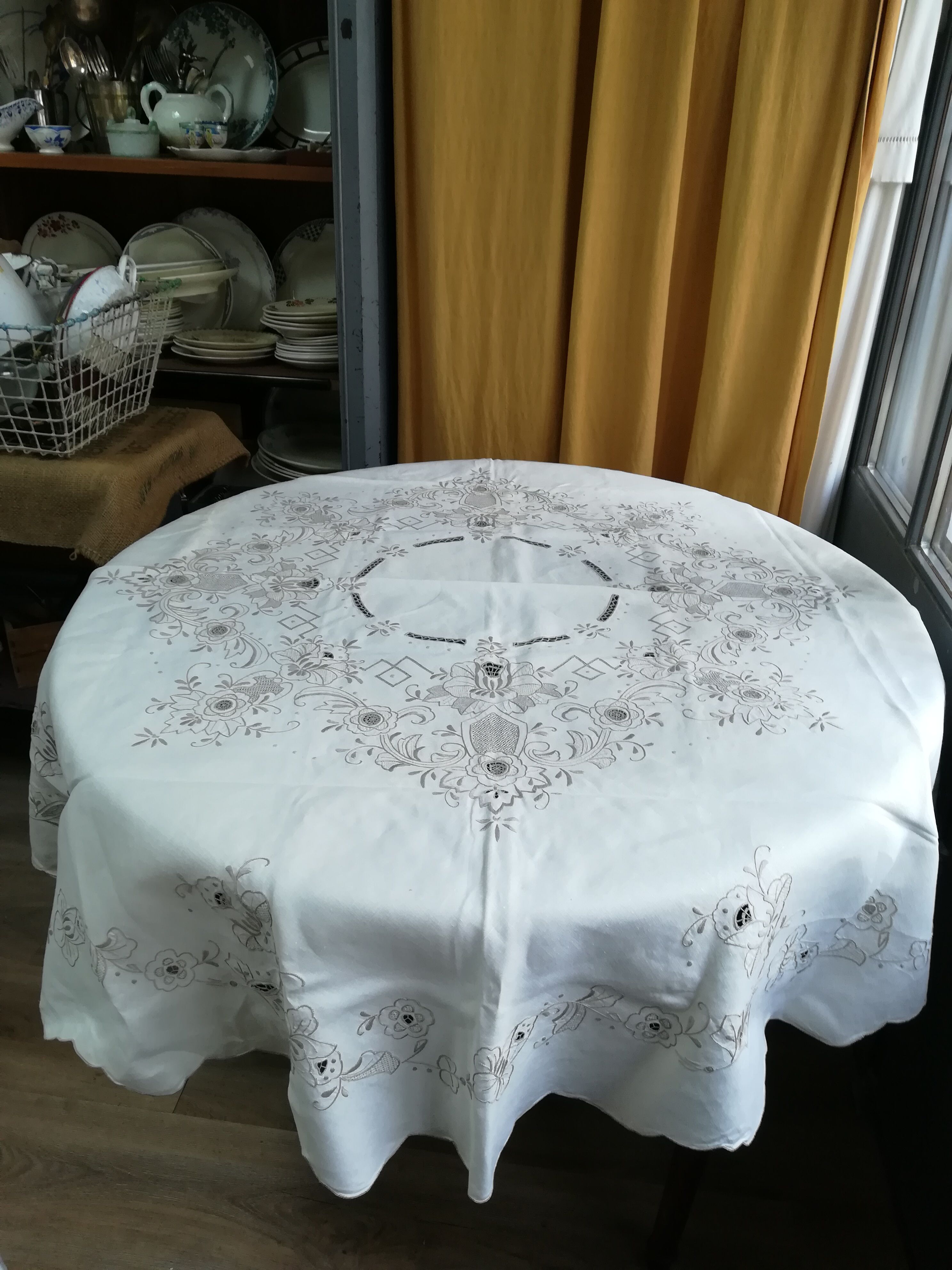 Round off-white tablecloth embroidered with grey flowers with 8 matching napkins - festive table