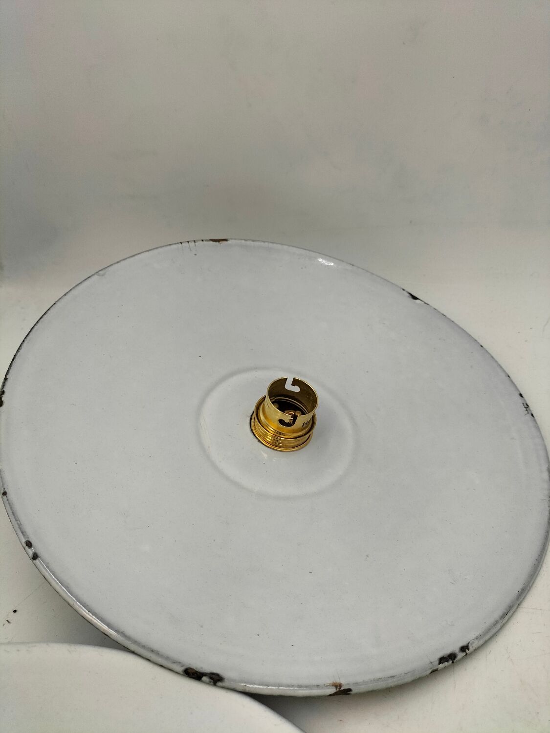 Suspensions in enamelled sheets