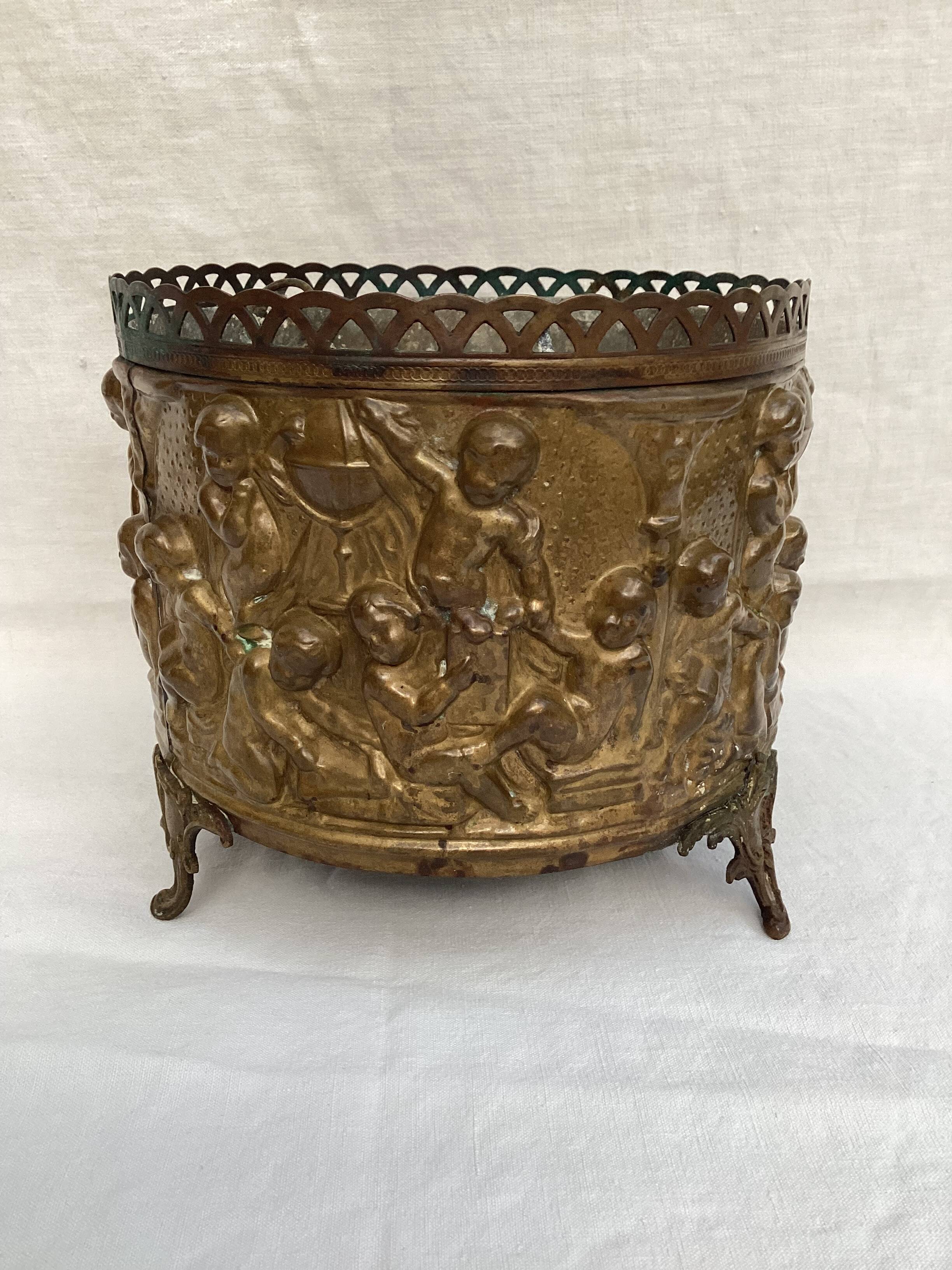 Old hidden pot in copper and zinc dimension: height -9 cm- diameter -0.5cm-