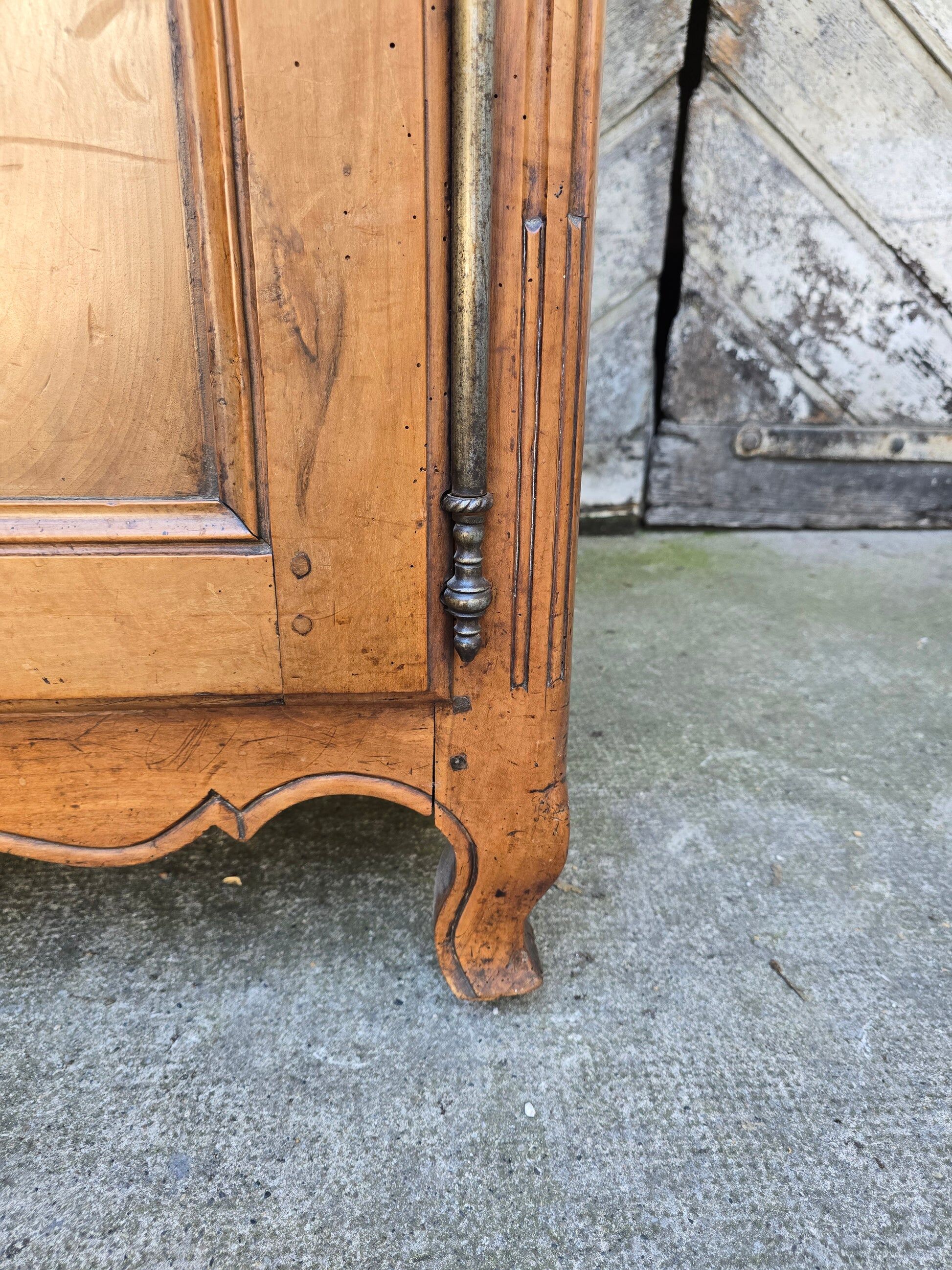 Louis XV two-body buffet in solid walnut – 18th century