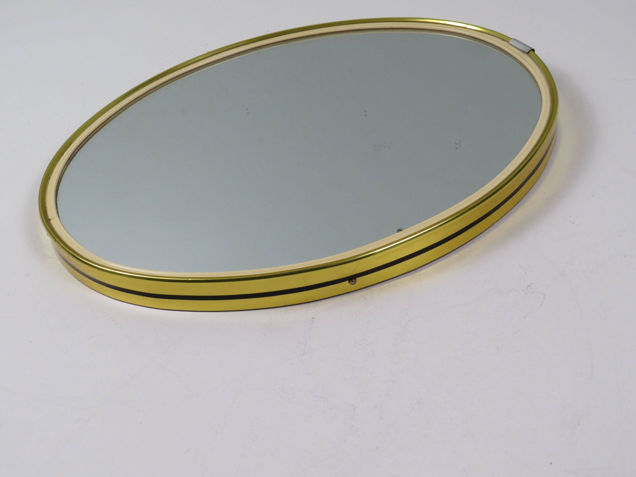 Vintage oval mirror – gold and elegance of the 50s-60s