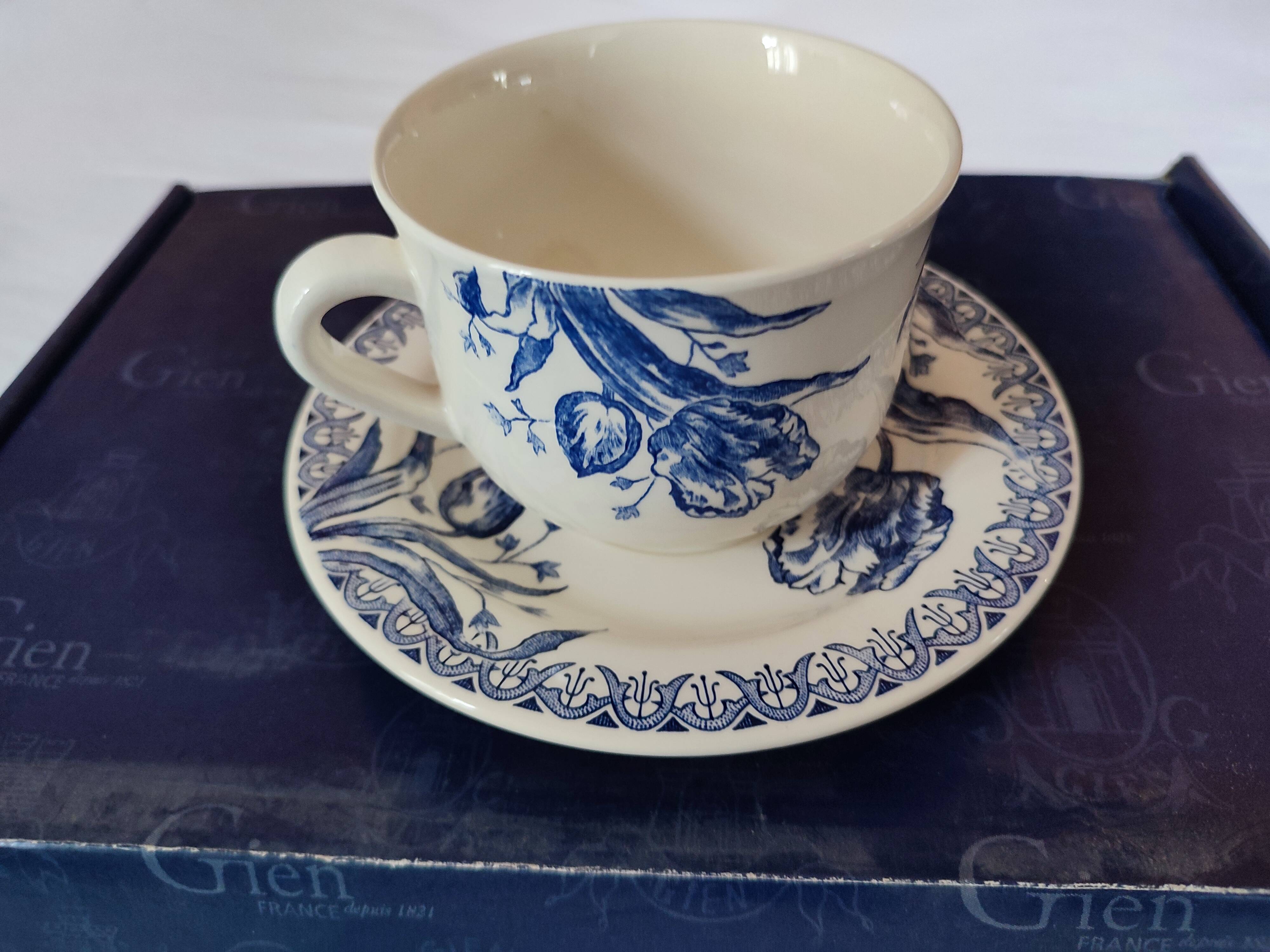Manufacture Gien box of 2 cups and 2 saucers