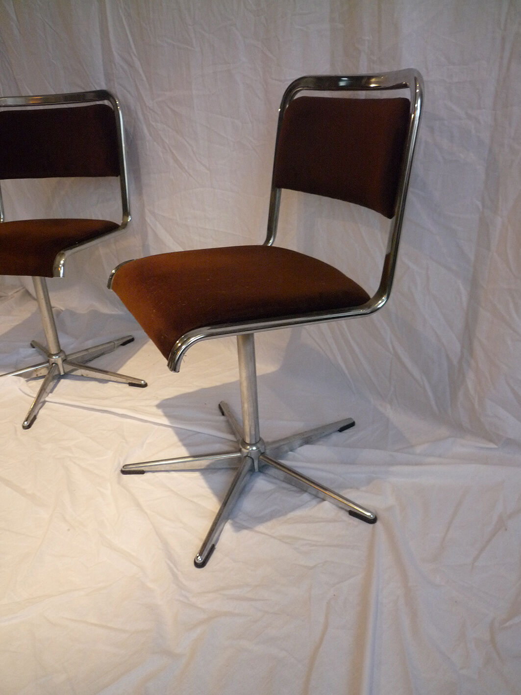 Pair of swivel chairs 70