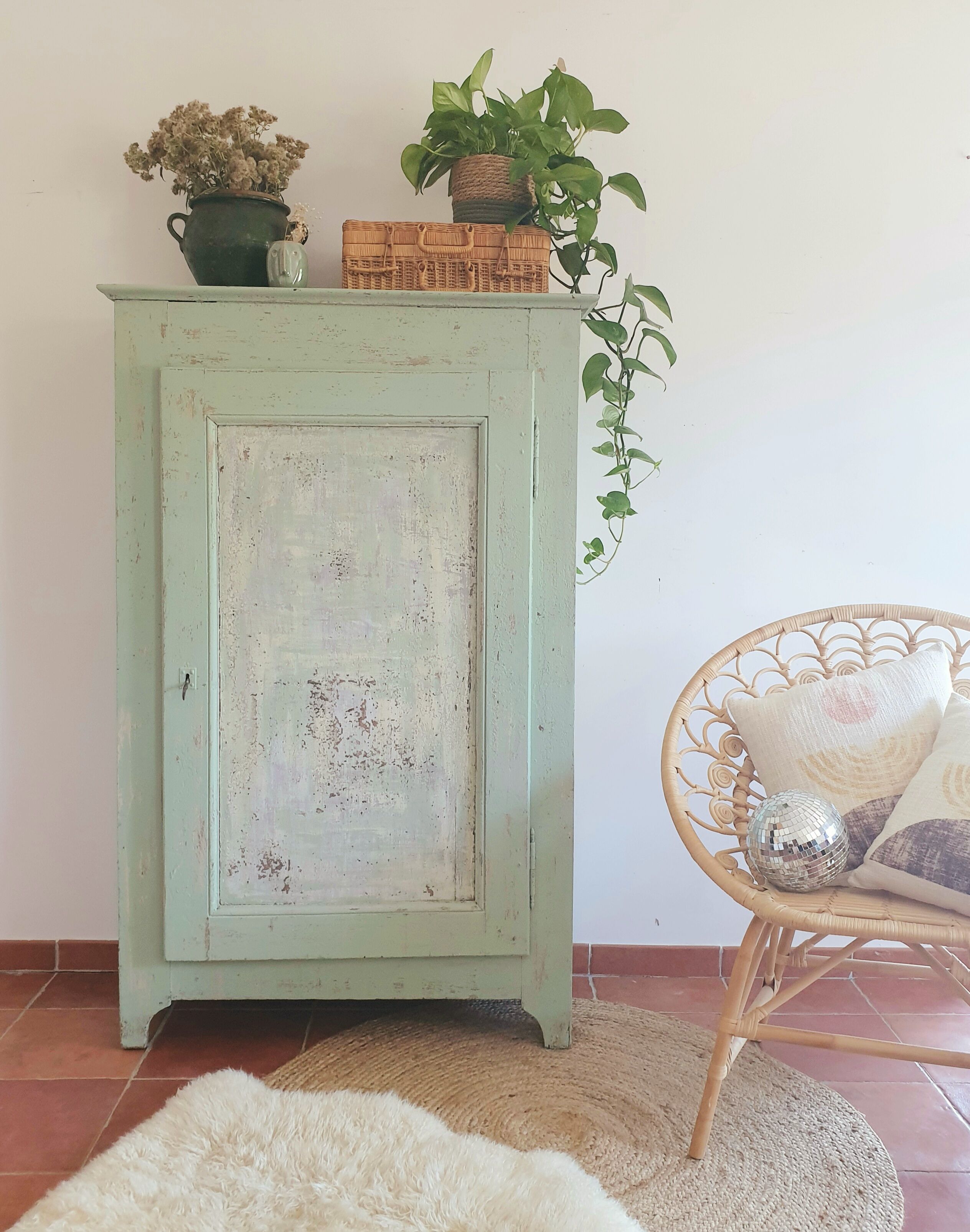 Pretty old bonnetière