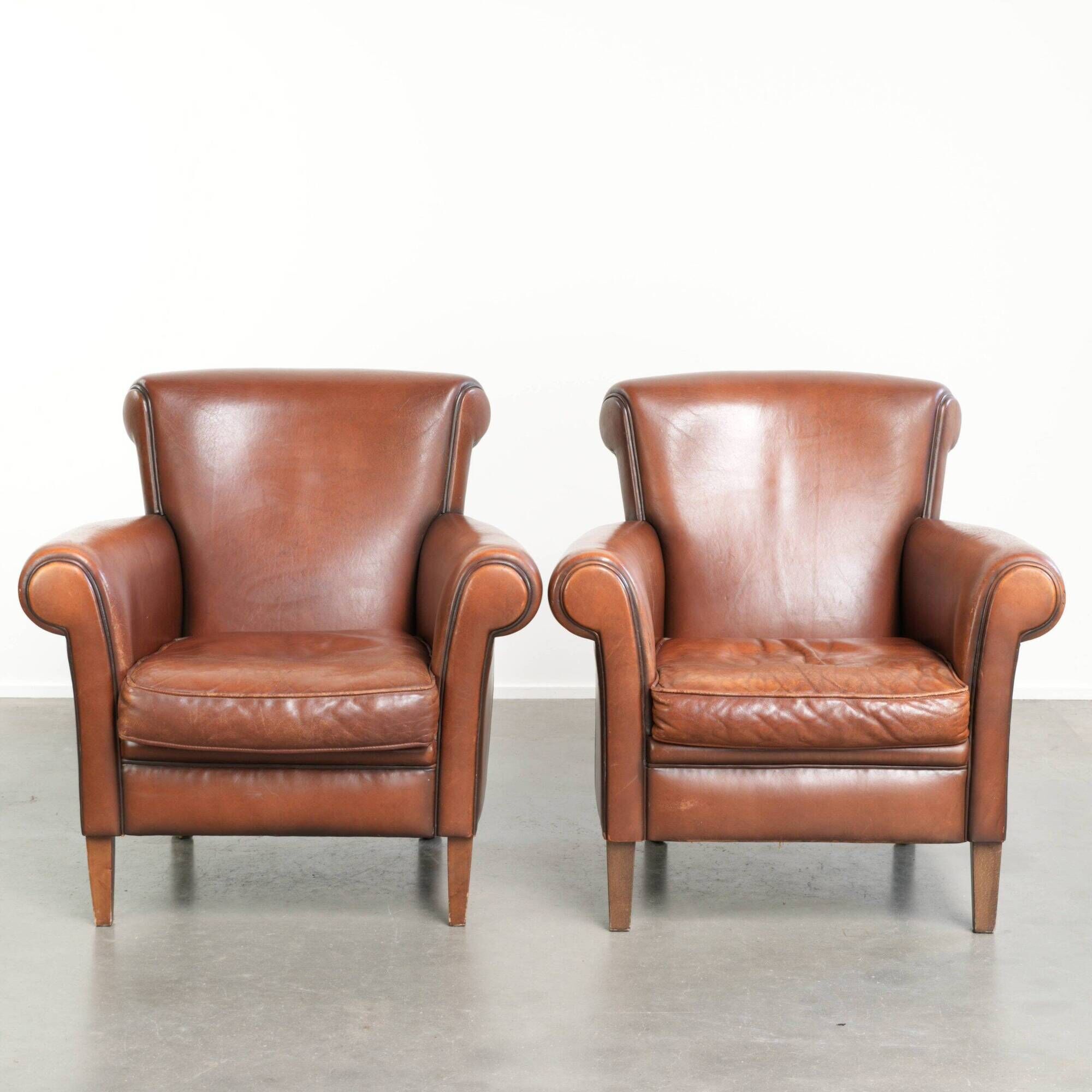 Set of 2 comfortable sheepskin armchairs with a timeless look