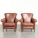 Ensemble de 2 fauteuils en peau de mouton confortables au look intemporel.