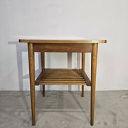 Table basse en bois des années 70 avec étagère à lattes.