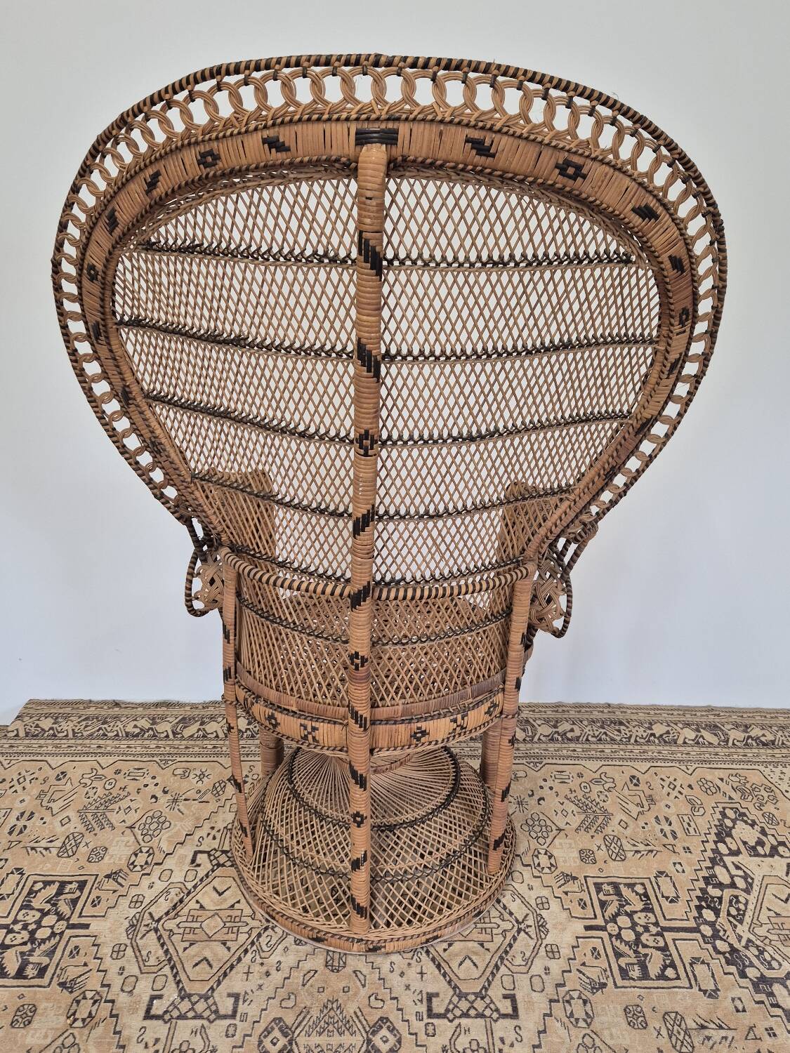 Fauteuil Emmanuelle "Peacock" vintage en rotin