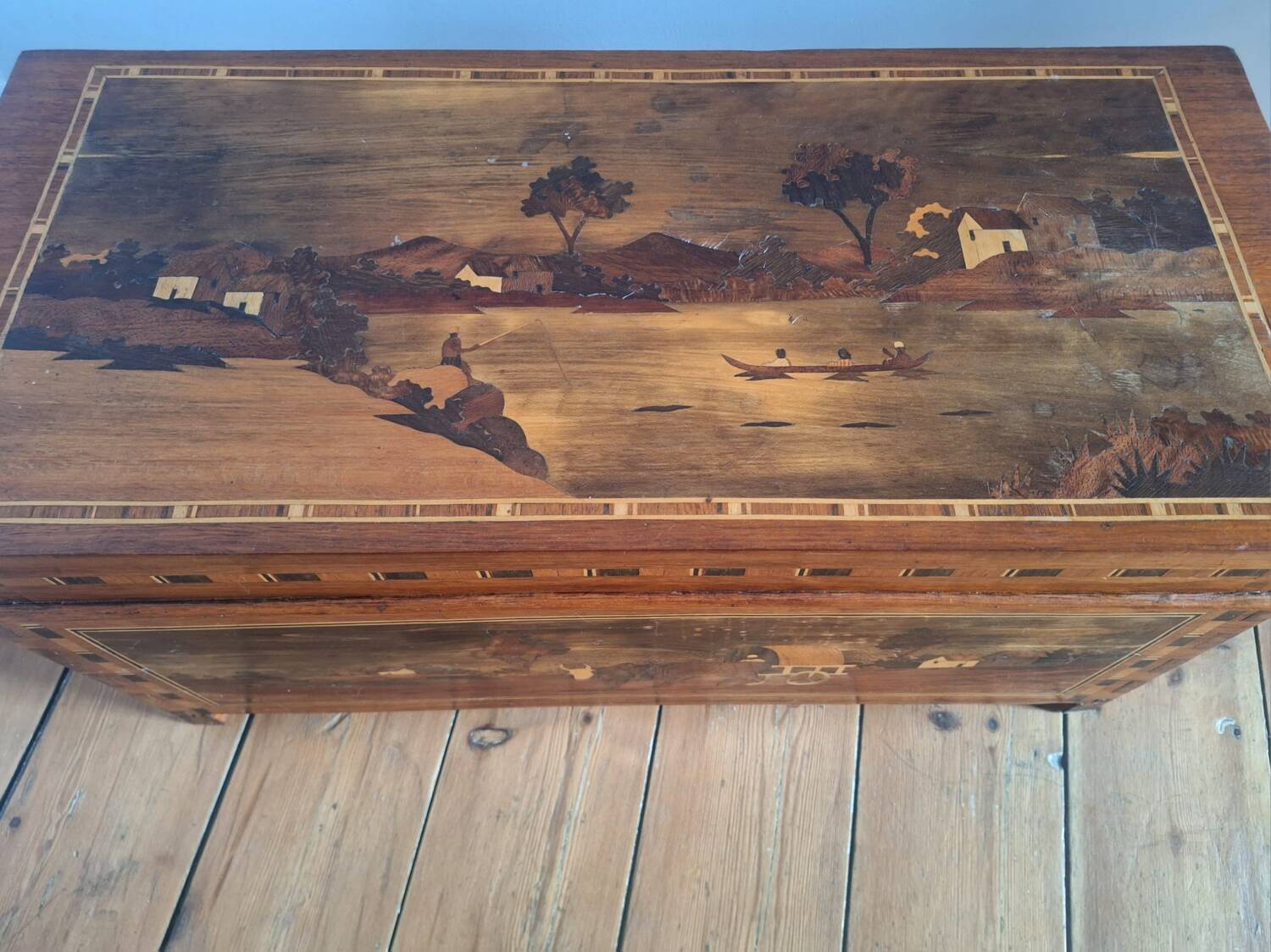 Coffre vintage en marqueterie, décoration ancienne