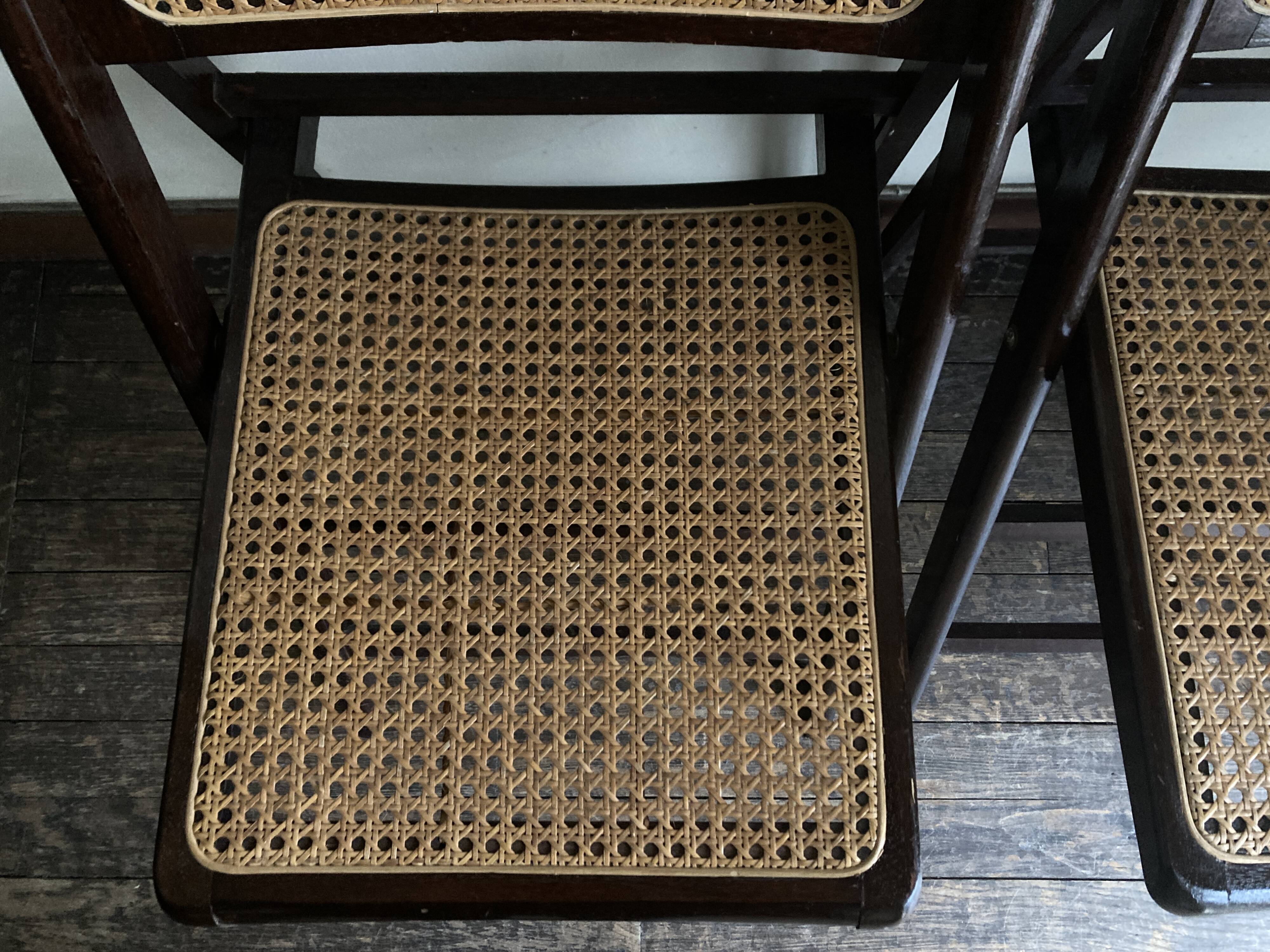 Paire de chaises pliantes cannées 1960