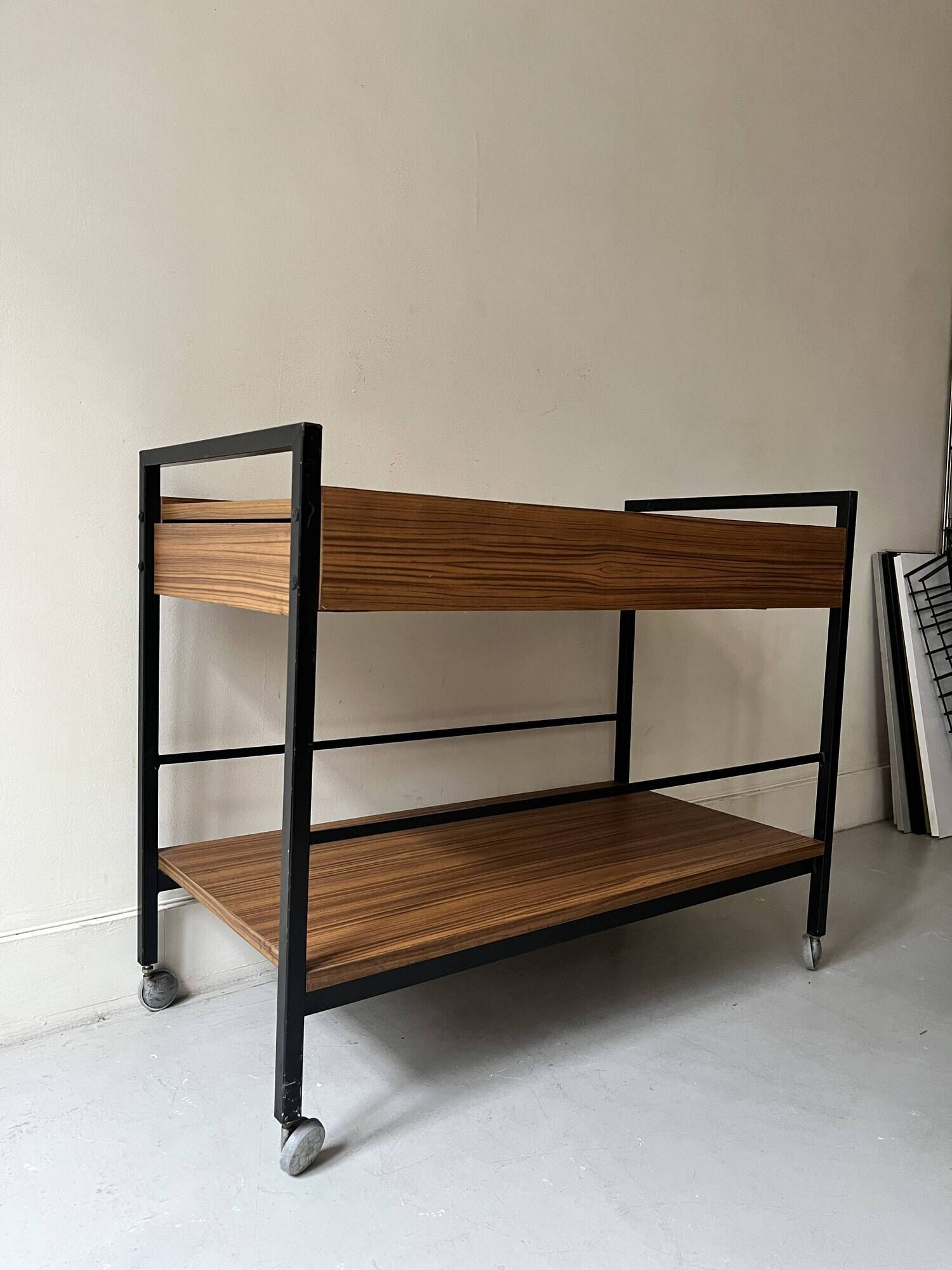 Rolling serving table in wood and black metal by Pierre Guariche for Meurop, design 1960
