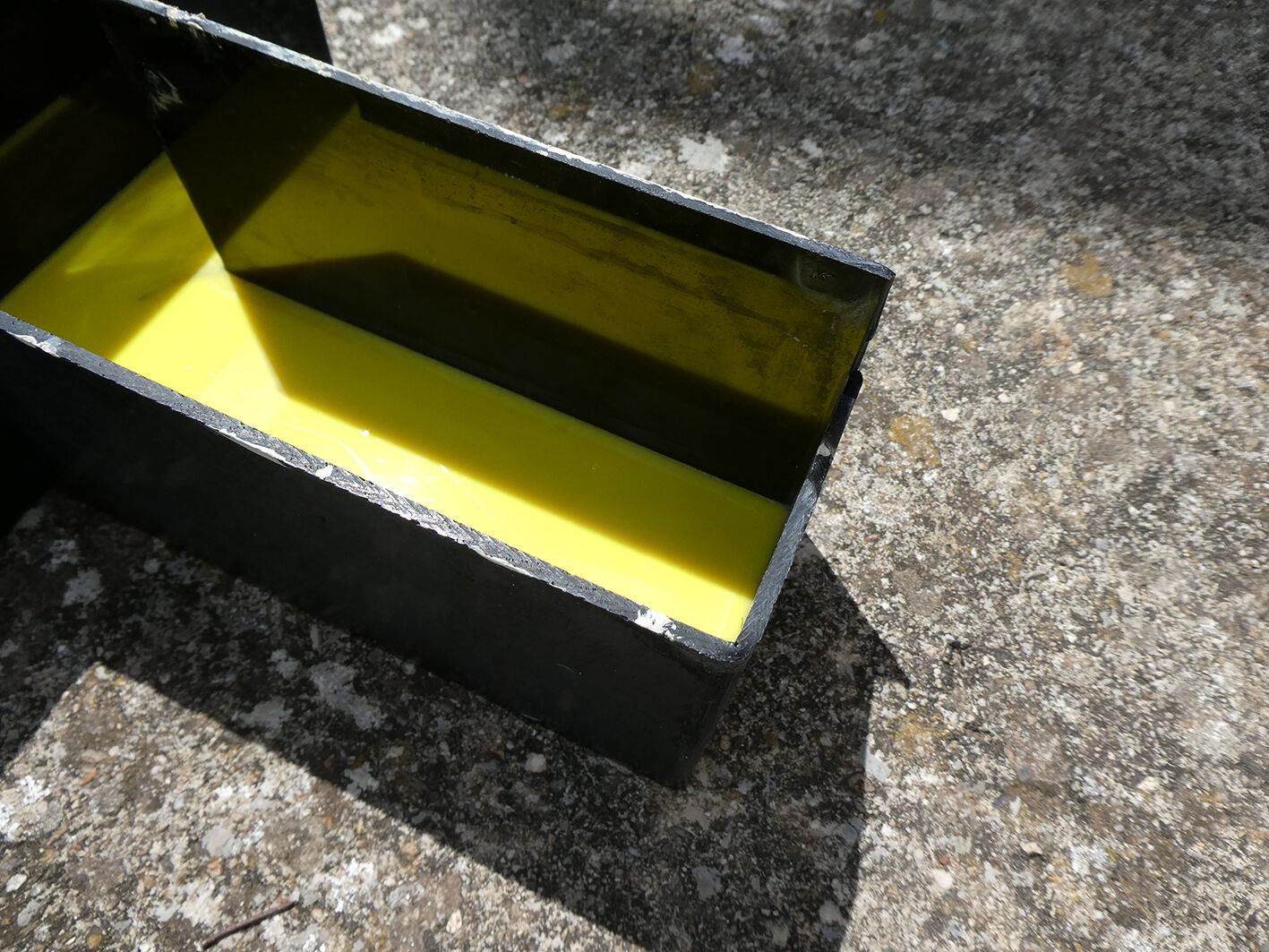 Lettre T d'enseigne industrielle jaune et noire