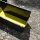 Lettre T d'enseigne industrielle jaune et noire