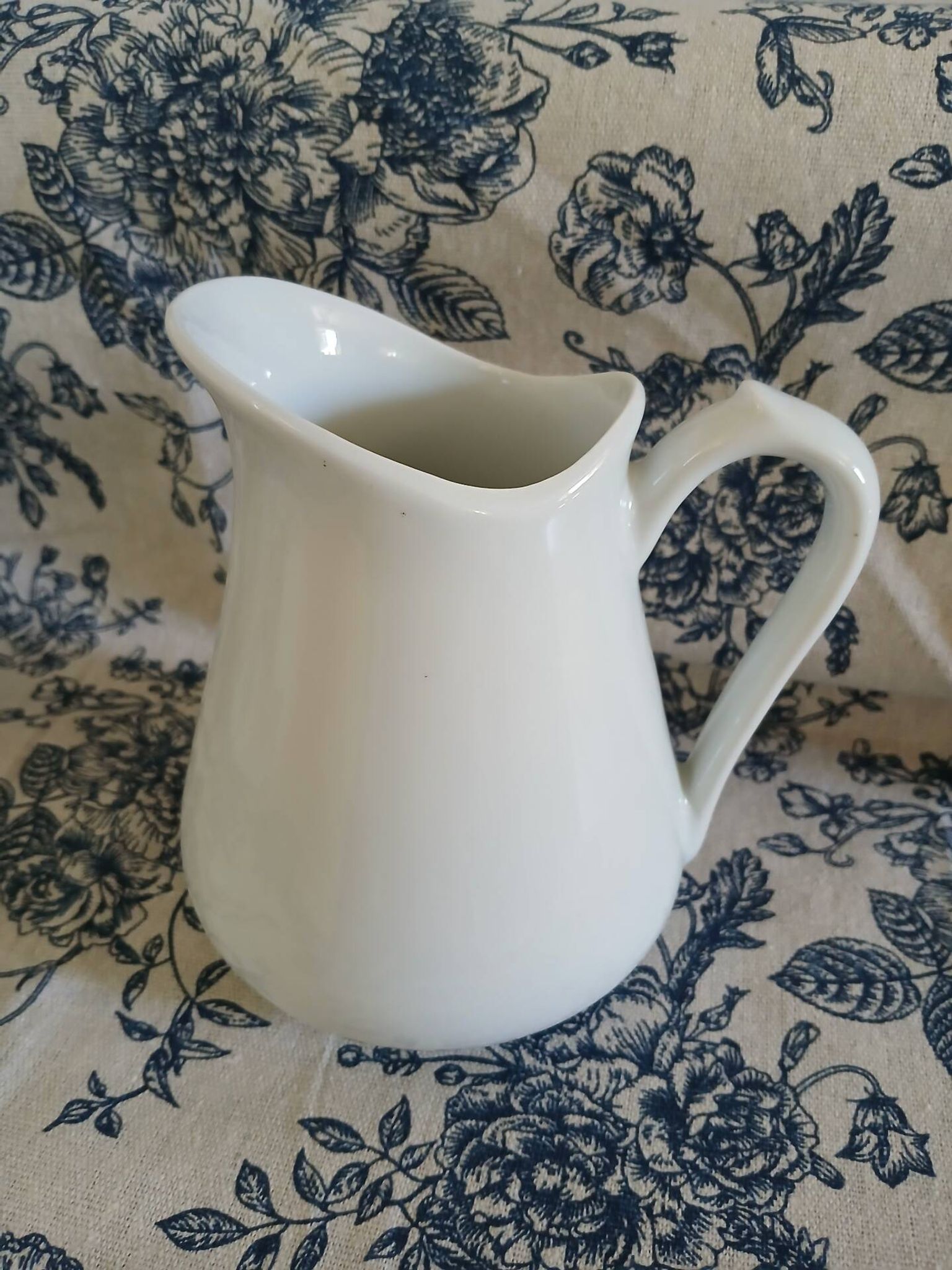 2 small vintage jugs