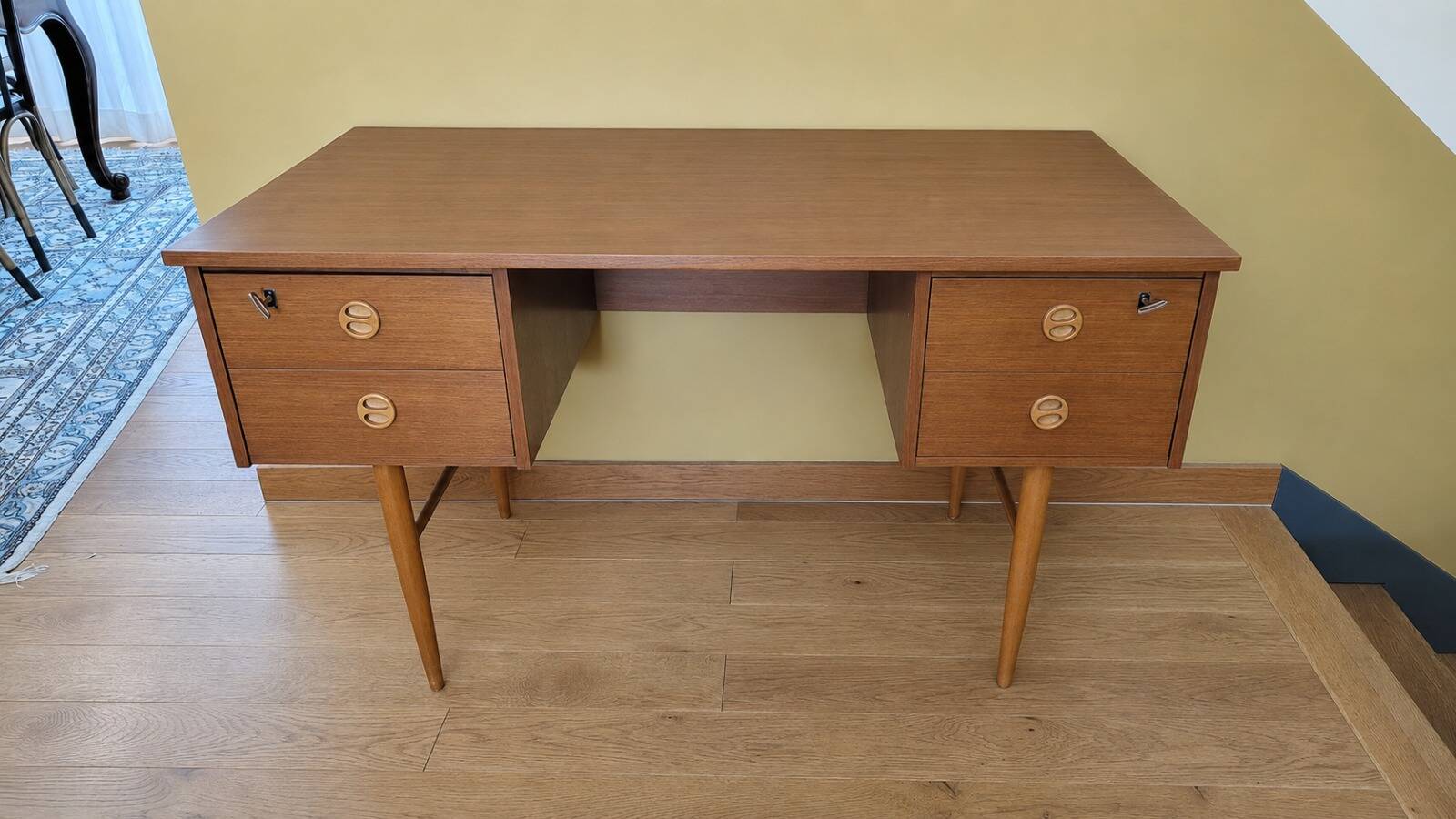 Bureau vintage années 1960 pieds compas