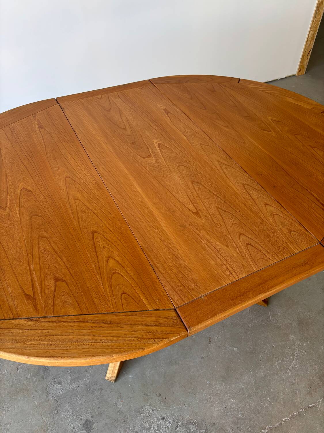 Vintage style extendable oval dining table in solid elm