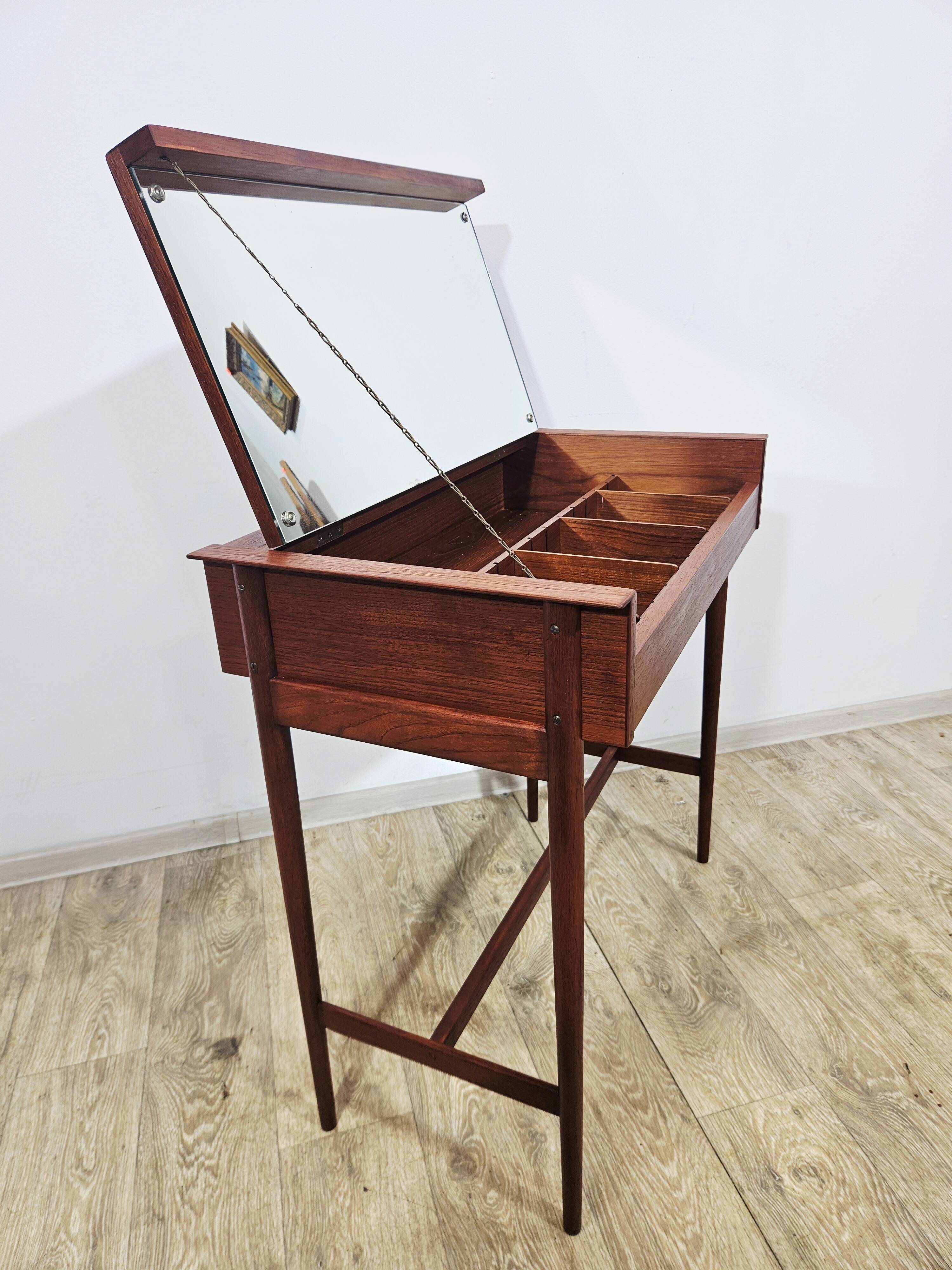 Coiffeuse en teck scandinave – Design danois des années 1960.