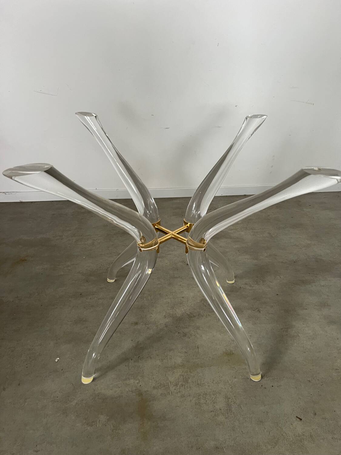 Venice model round dining table from Madelia by Paris Altuglas foot