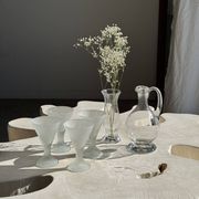 Carafe en verre à bec verseur et anse