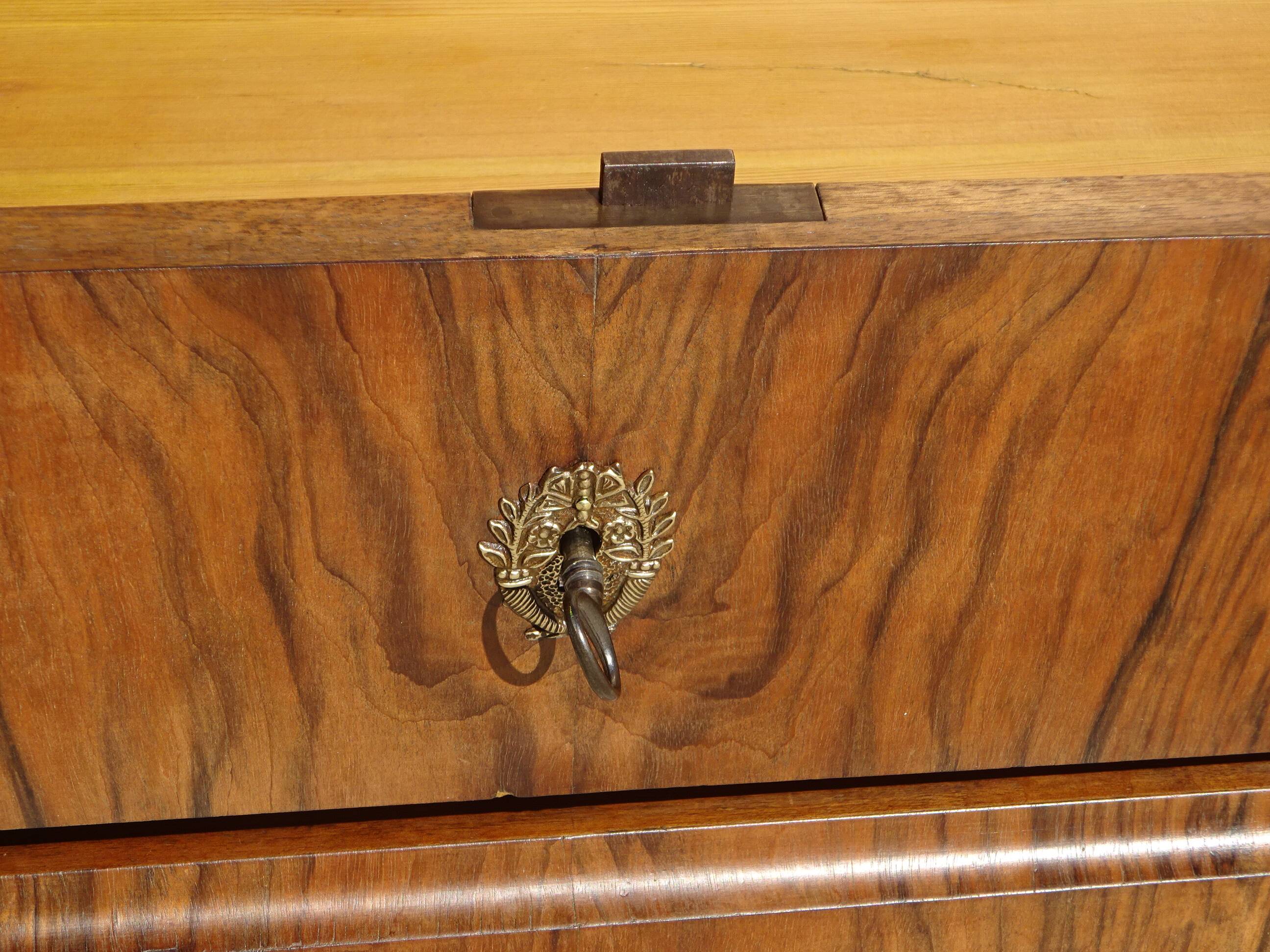 Commode en noyer et ronce de noyer style Louis Philippe