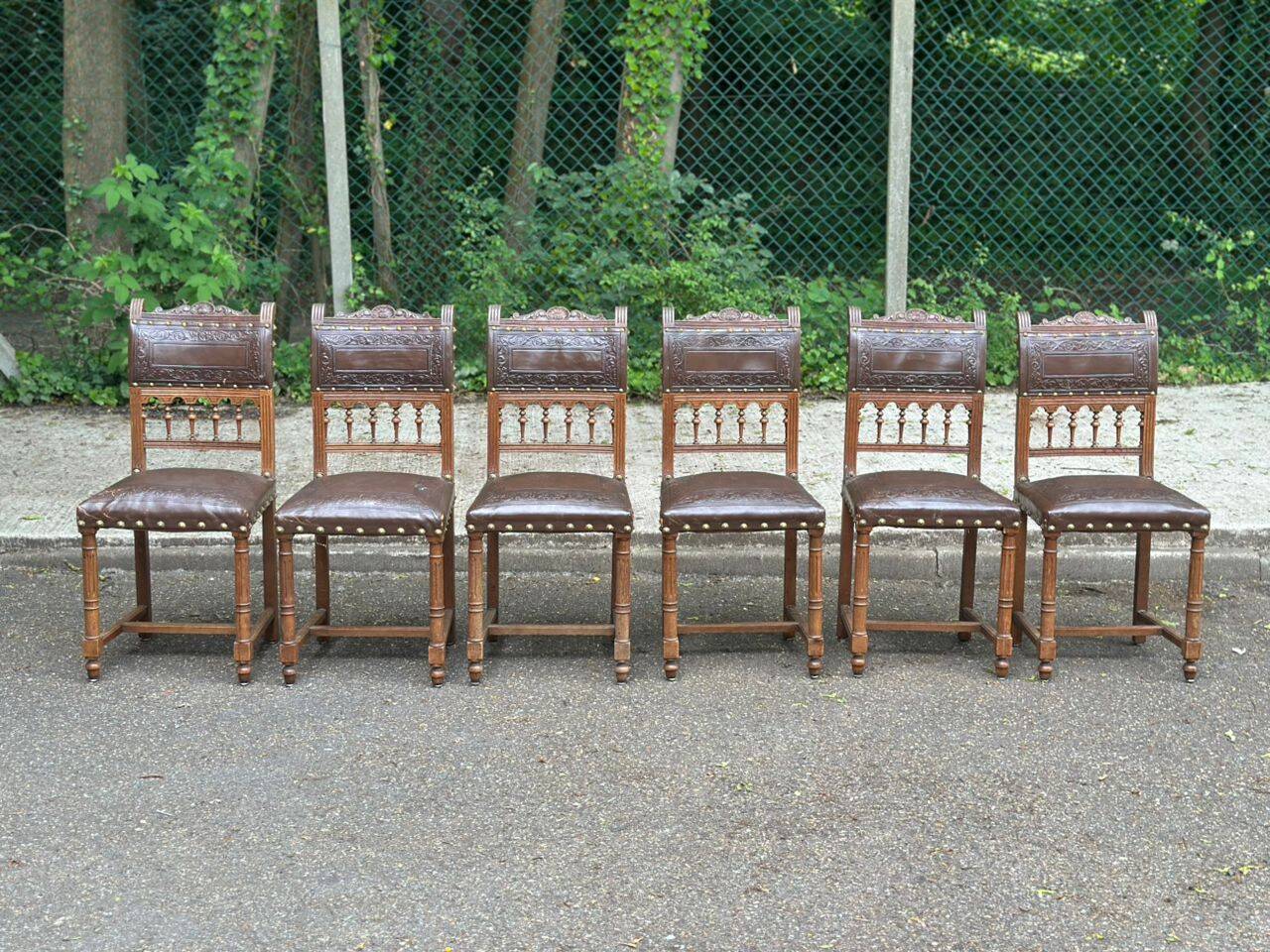 6 Henri II dining chairs in carved solid wood and brown leather from the 19th century.