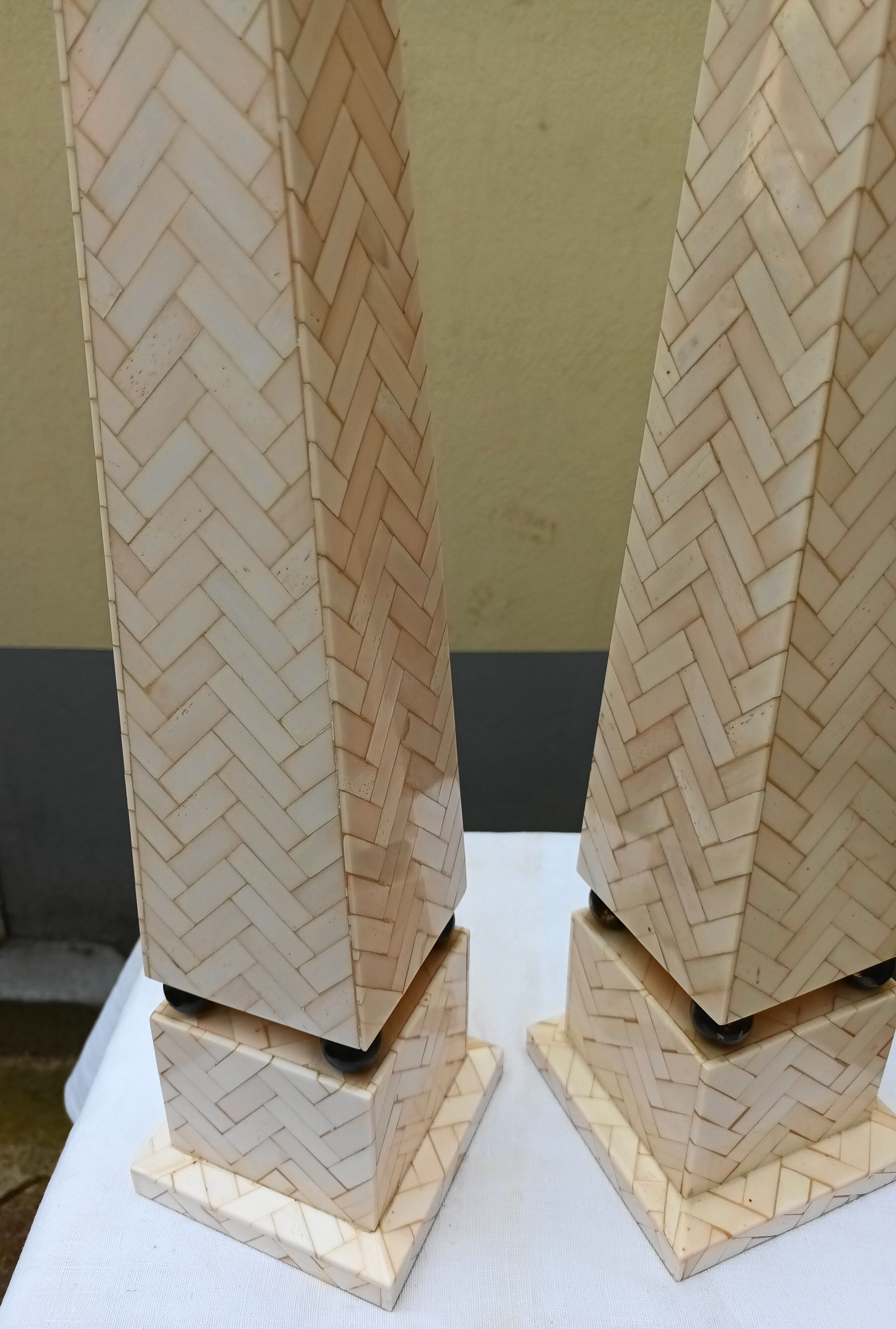 Pair of obelisk in bone marquetry, 70s