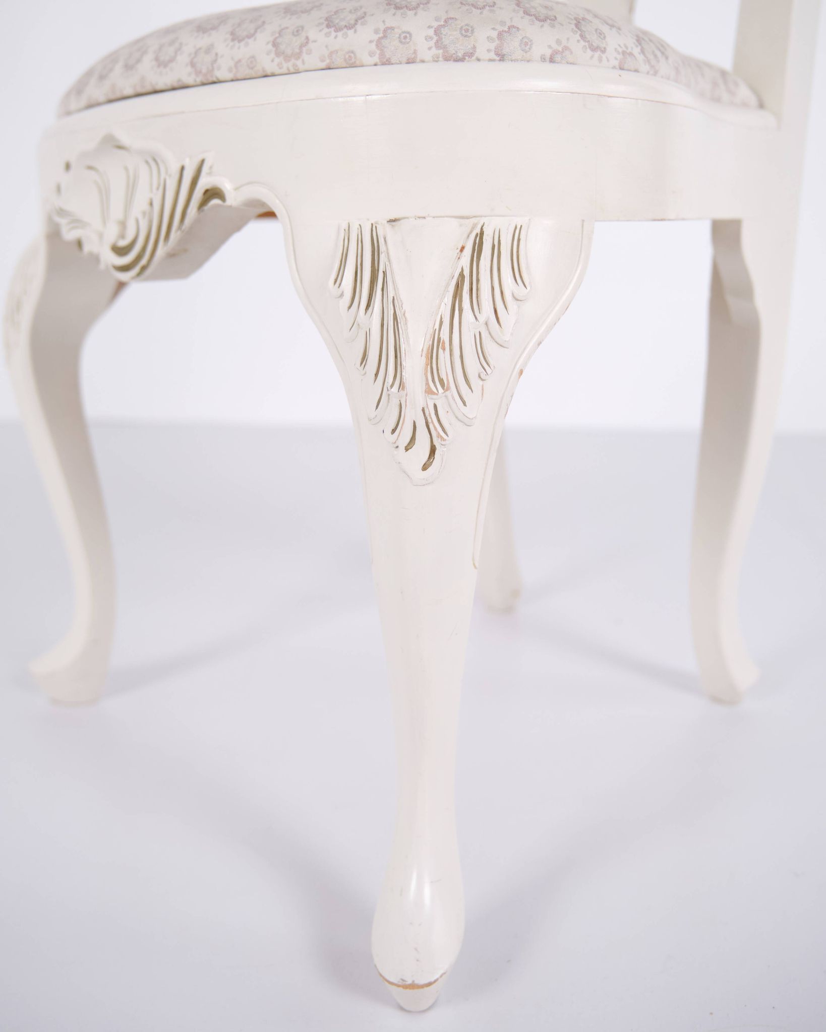 Set of six dining chairs - Neo Rococo style - white painted with decorative details - 1920s