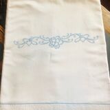 Drap brodé à décor floral bleu