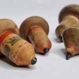 Ensemble de 4 Toupies Anciennes en Bois – Jouets Vintage Peints à la Main