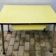 Table en formica jaune 60