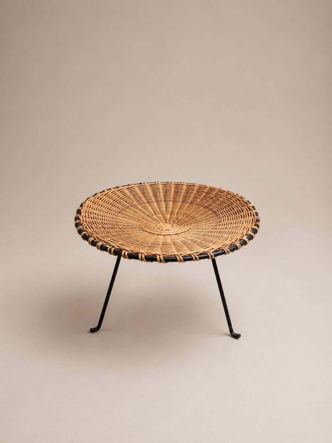 Small vintage tripod stool in woven rattan and black metal, dating from the 1970s.
