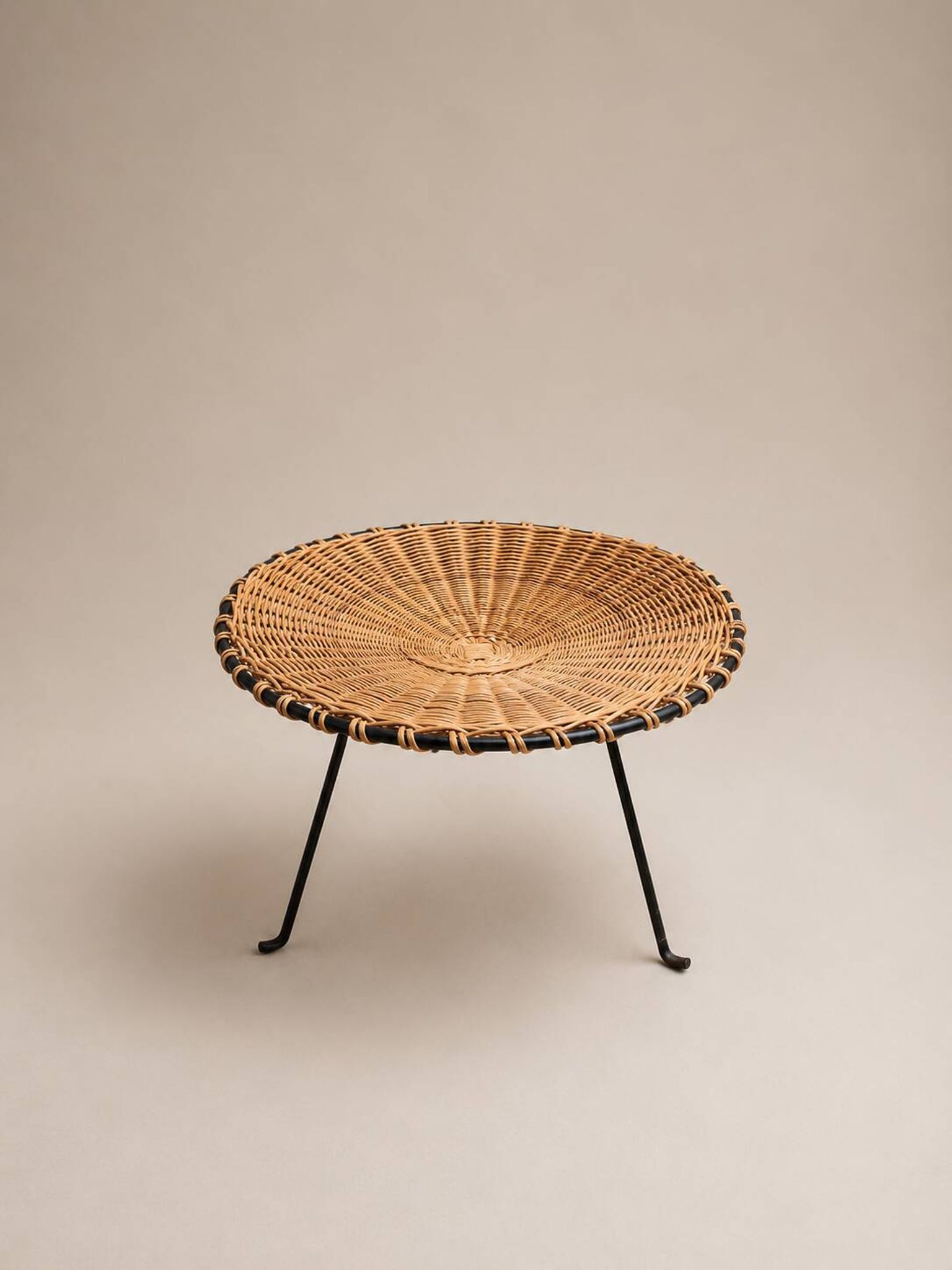 Small vintage tripod stool in woven rattan and black metal, dating from the 1970s.