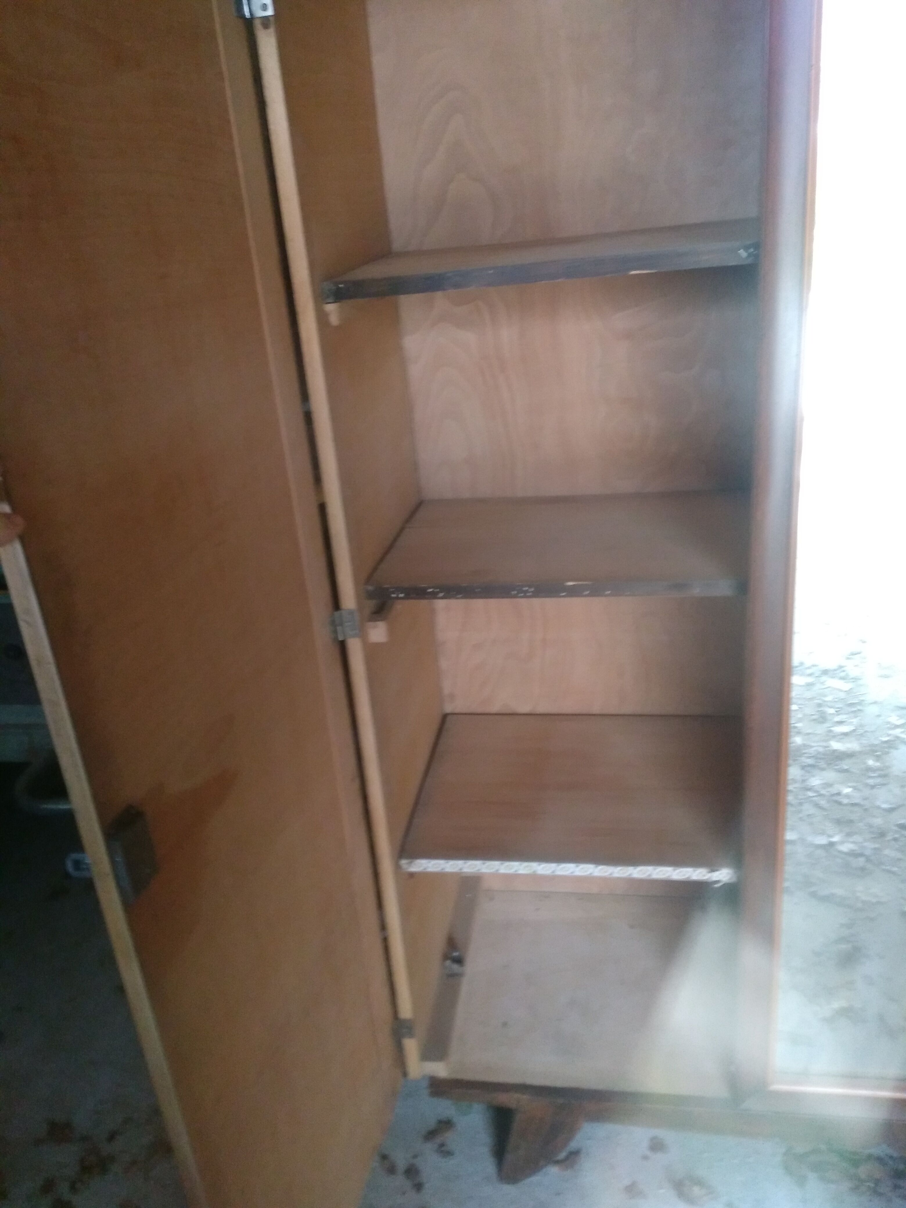 Armoire vintage aux pieds compas