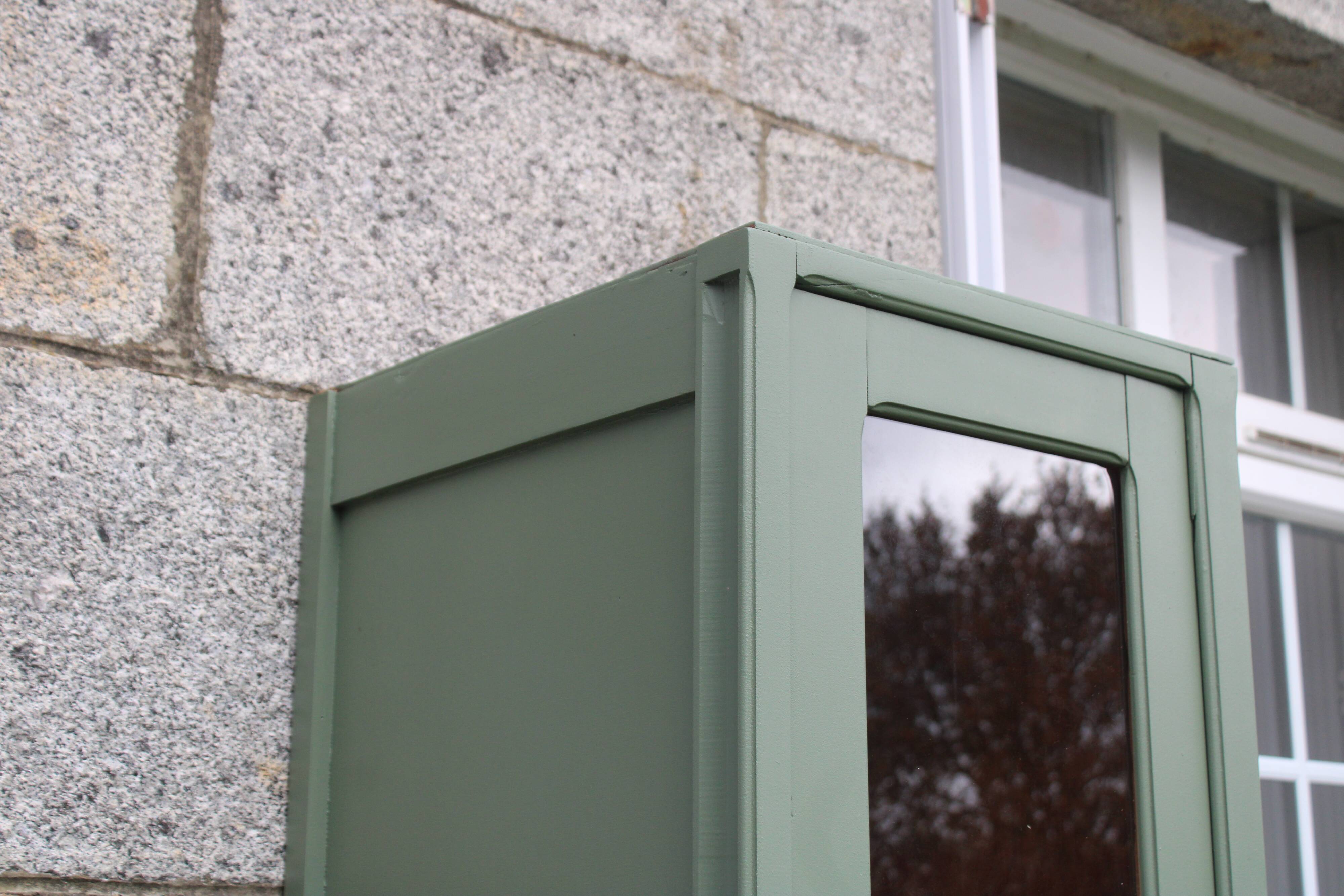 Vitrine haute vintage peinte en vert, rénovée