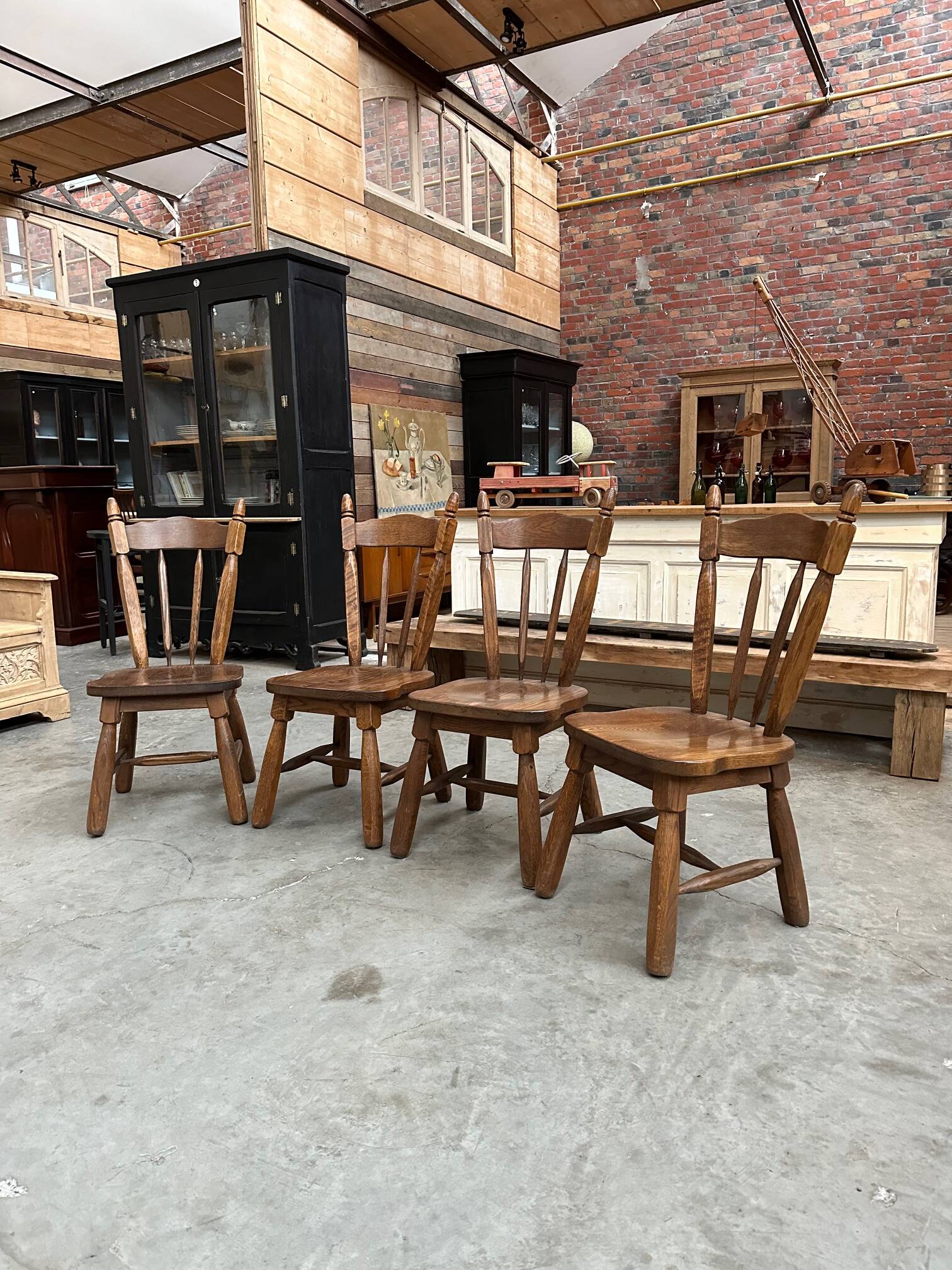 Suite de 4 chaises brutalistes