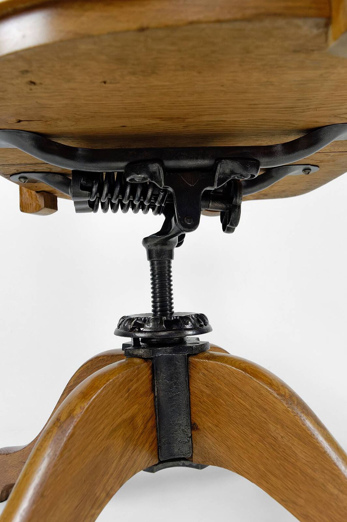 American swivel office armchair in oak, with leather seat, USA, Circa 1900