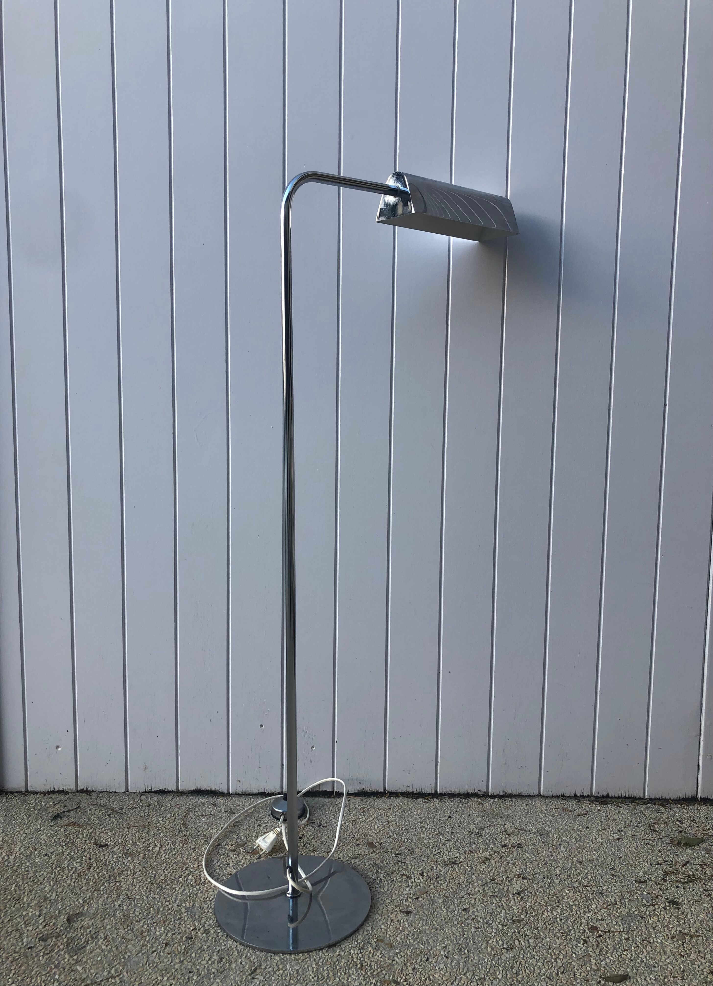 70s e-reader in chrome-plated steel sleek design