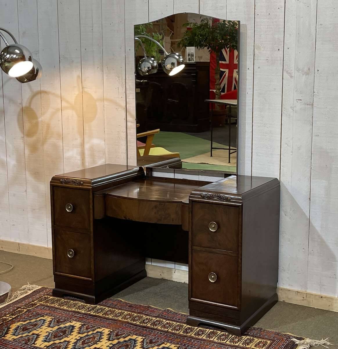 Art Deco English hairdresser in walnut from the 1930s.