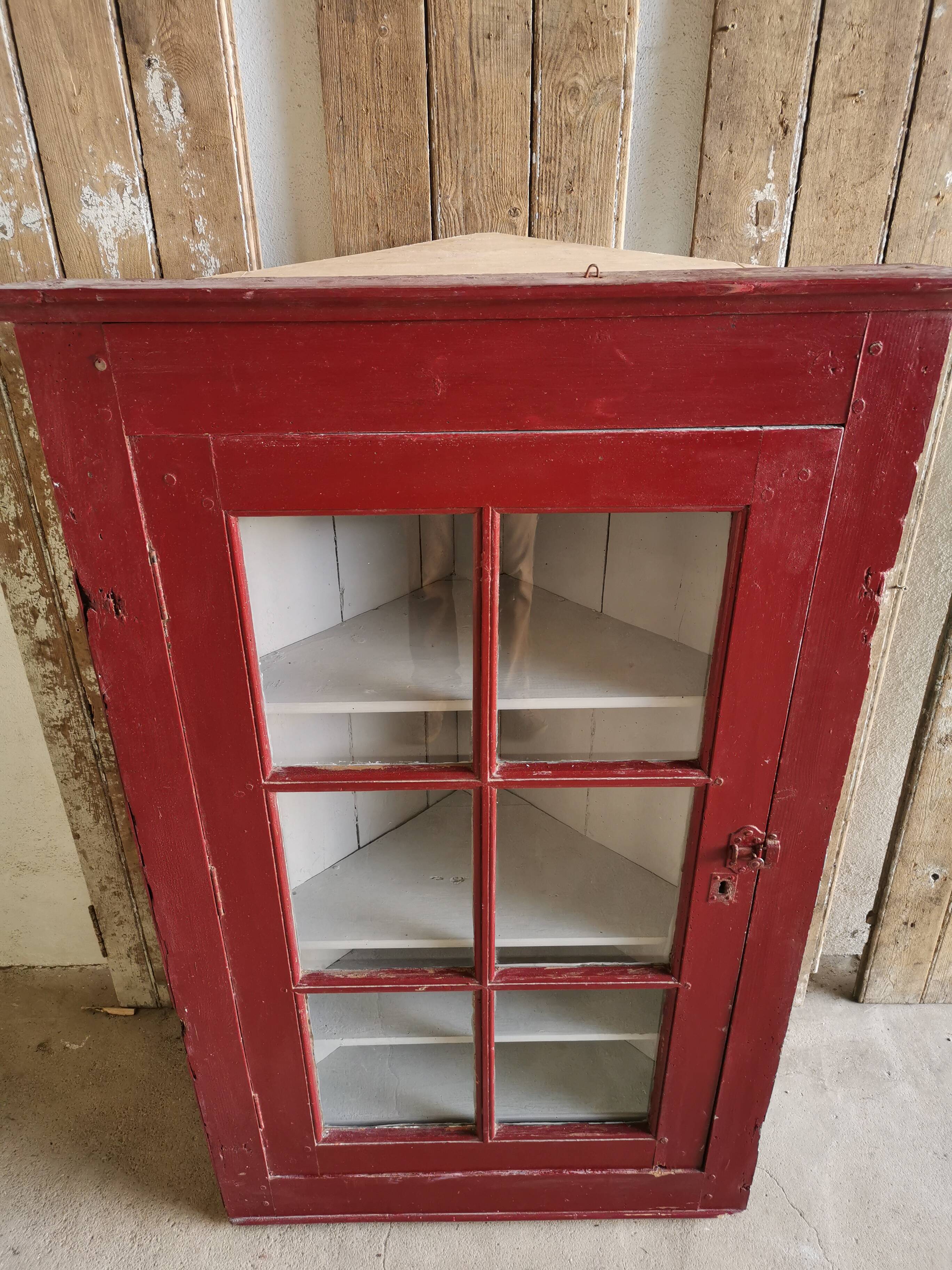 Vitrine de mercerie, encoignure