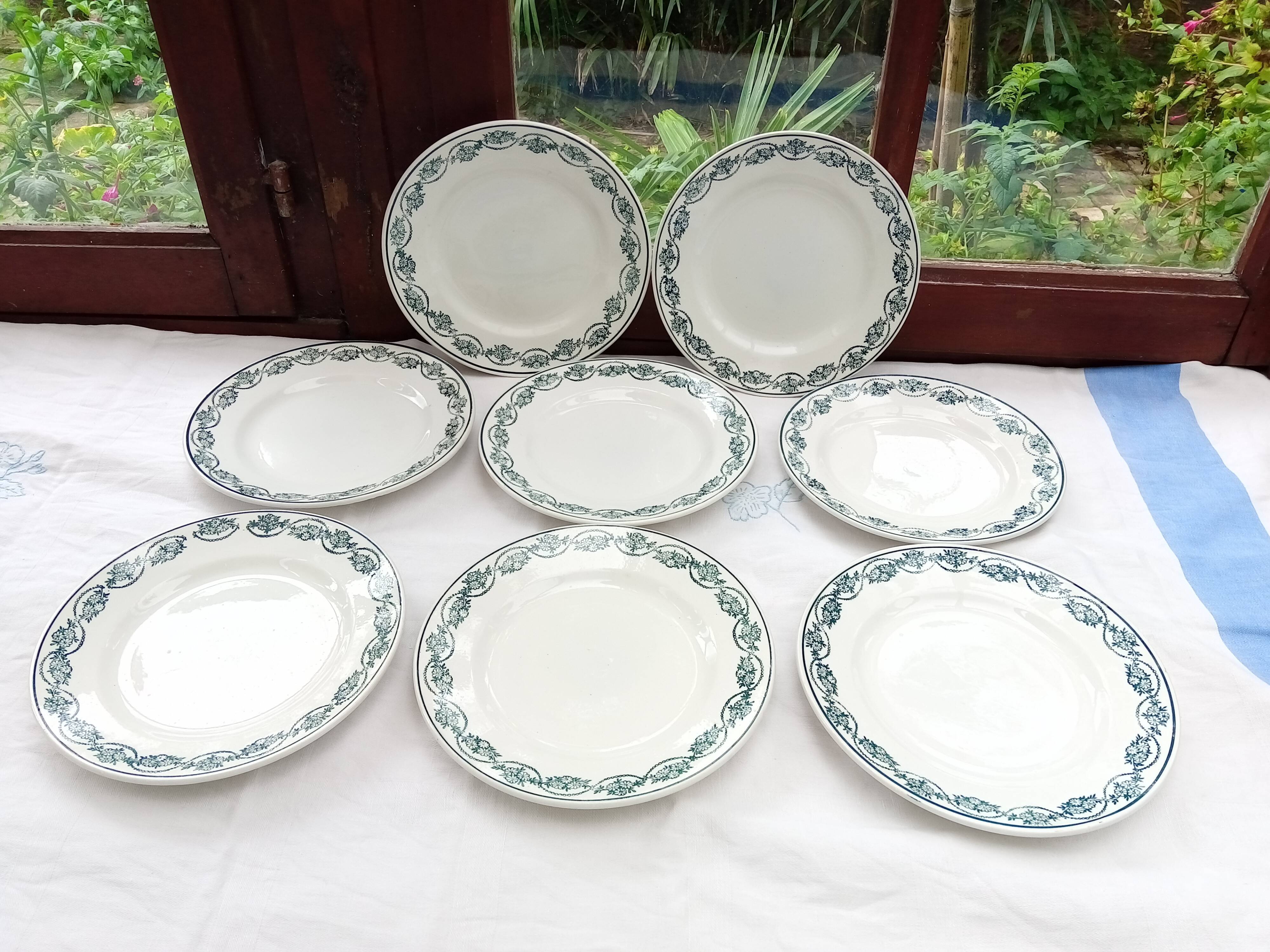 8 dessert plates St Amand
