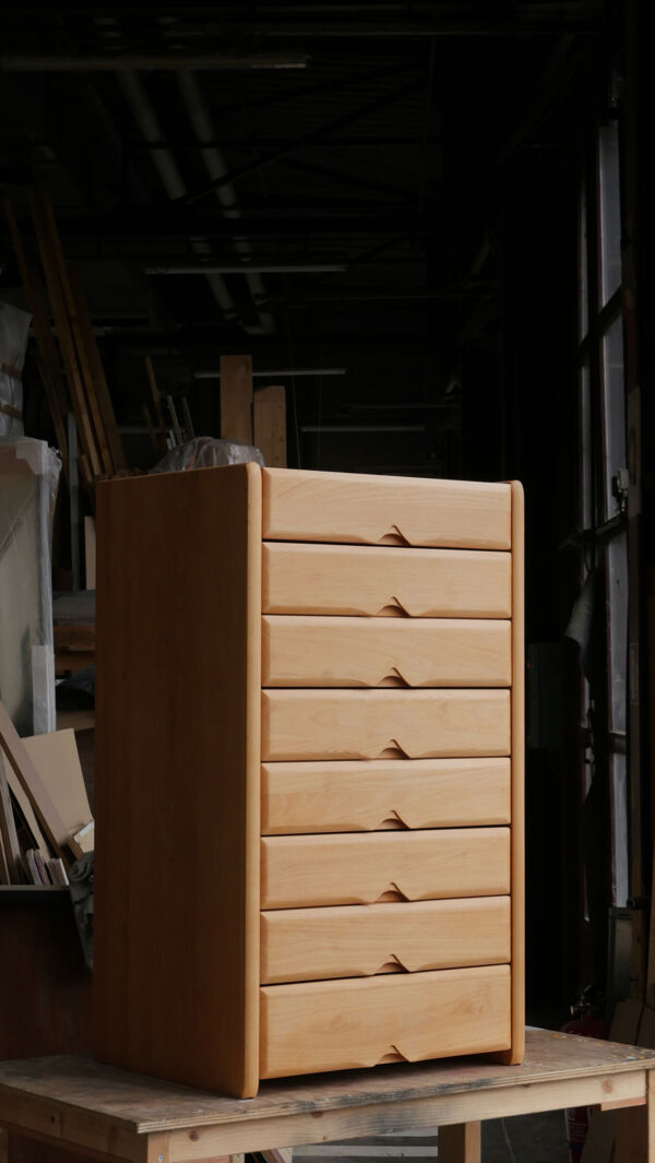 Commode haute en orme massif de la Maison Seltz