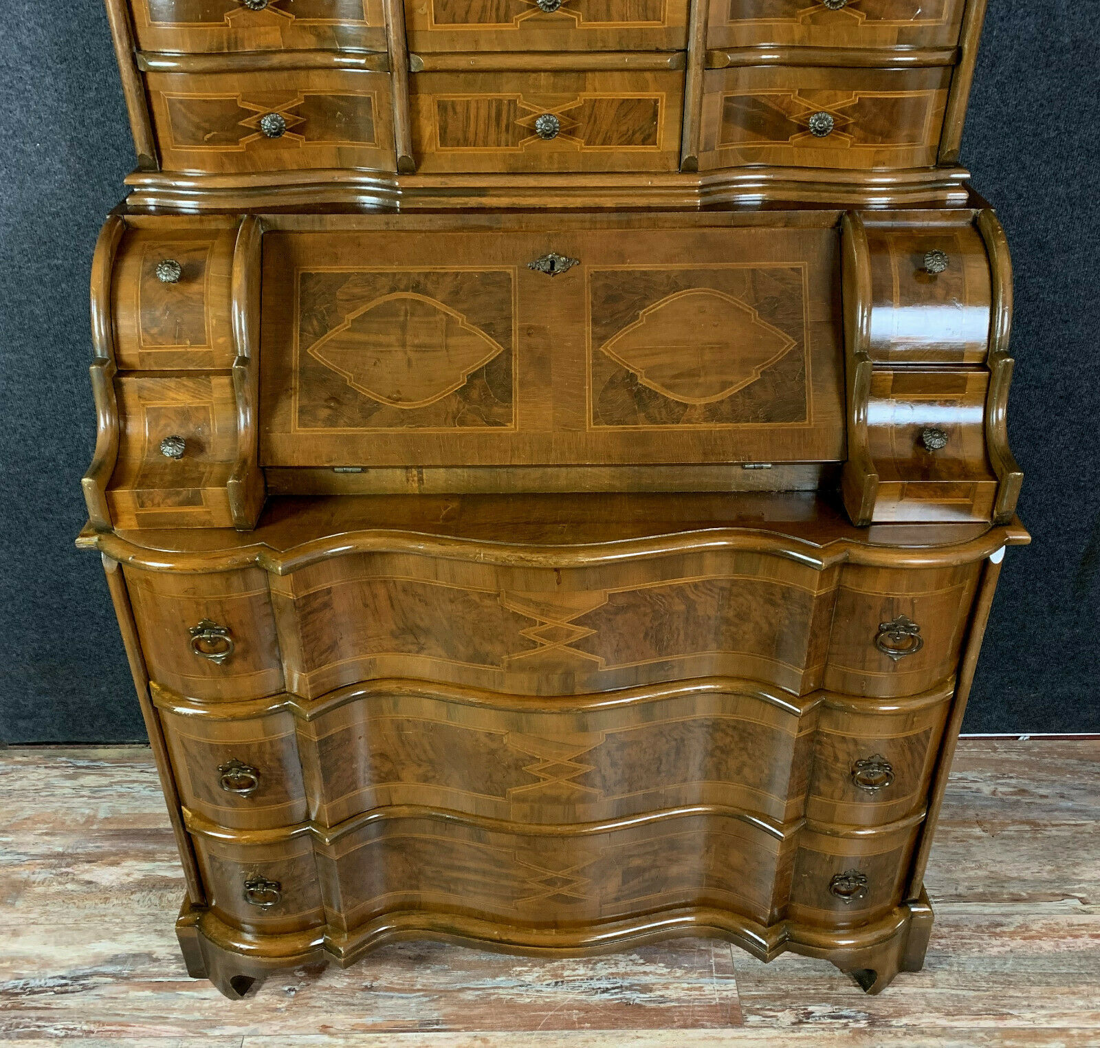 Italian cabinet Louis XV has crossbow façade in walnut and mark