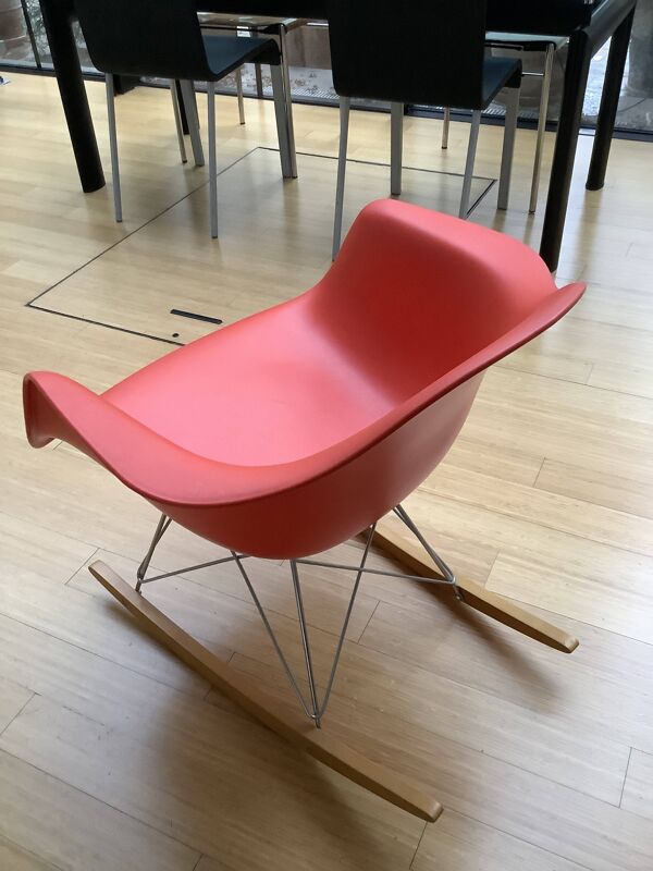 Fauteuil à bascule de charles Eames par Vitra